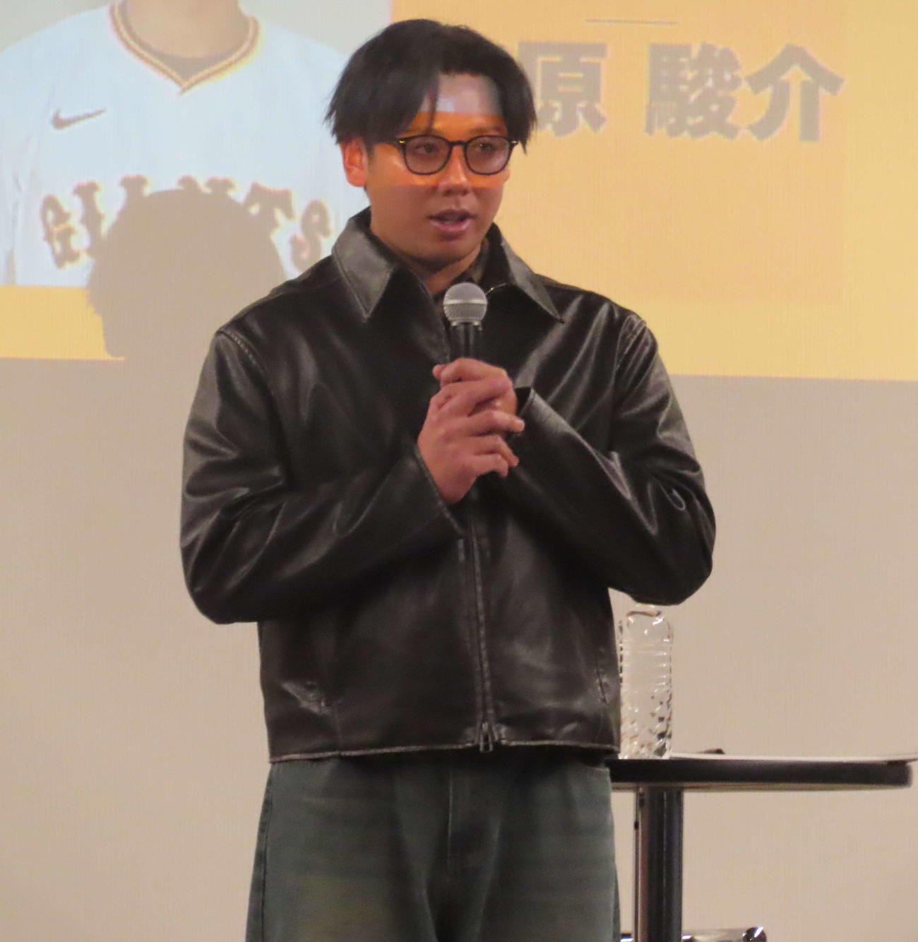 よみうりランドでトークショーに参加する、左から巨人又木（撮影・北村健龍）