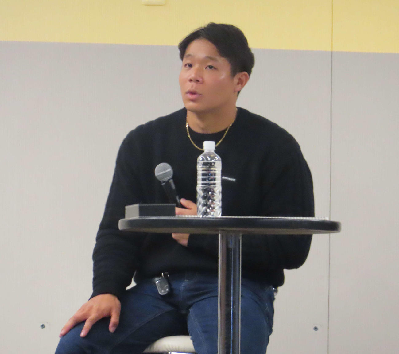 よみうりランドでトークショーに参加する、左から巨人佐々木（撮影・北村健龍）