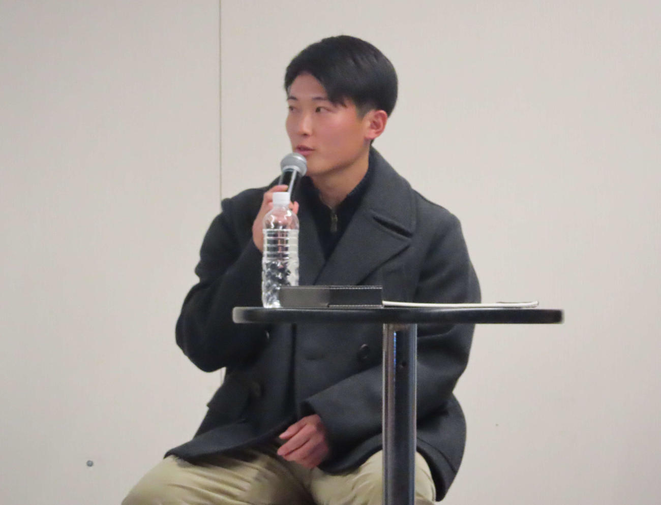 よみうりランドでトークショーに参加する、左から巨人浦田（撮影・北村健龍）