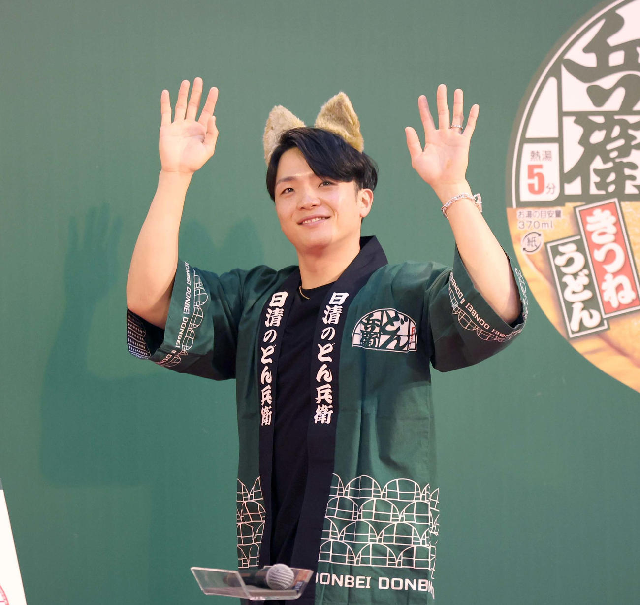トークショーでファンに手を振る日本ハム郡司（撮影・黒川智章）