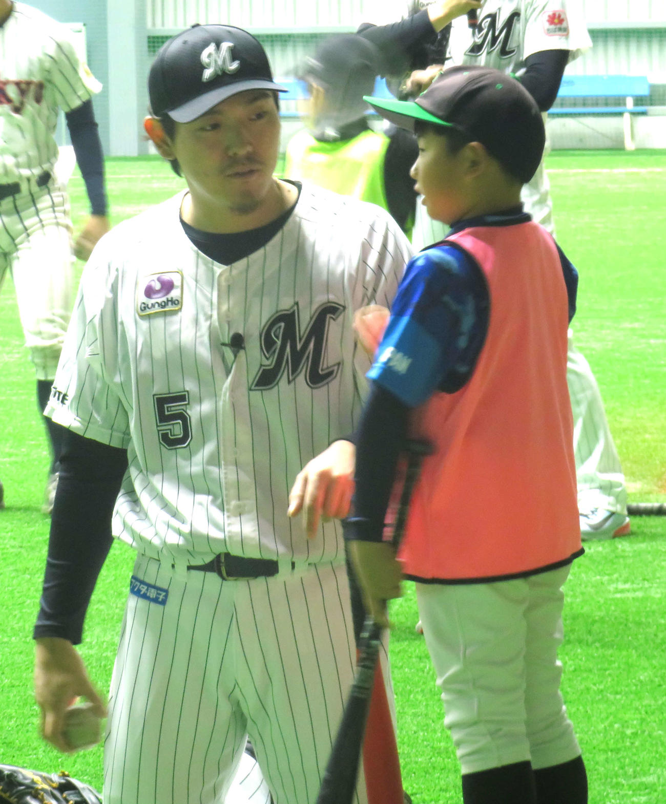 子どもからの打撃の相談にのるロッテ安田（撮影・星夏穂）