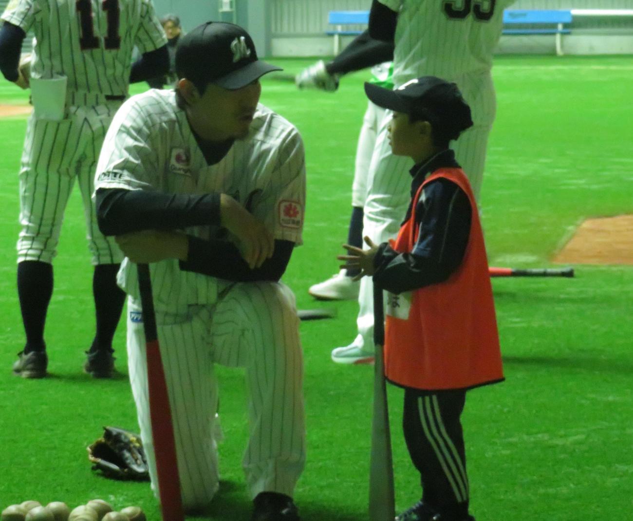 野球教室をおこない、子どもからの打撃の相談にのる安田（撮影・星夏穂）