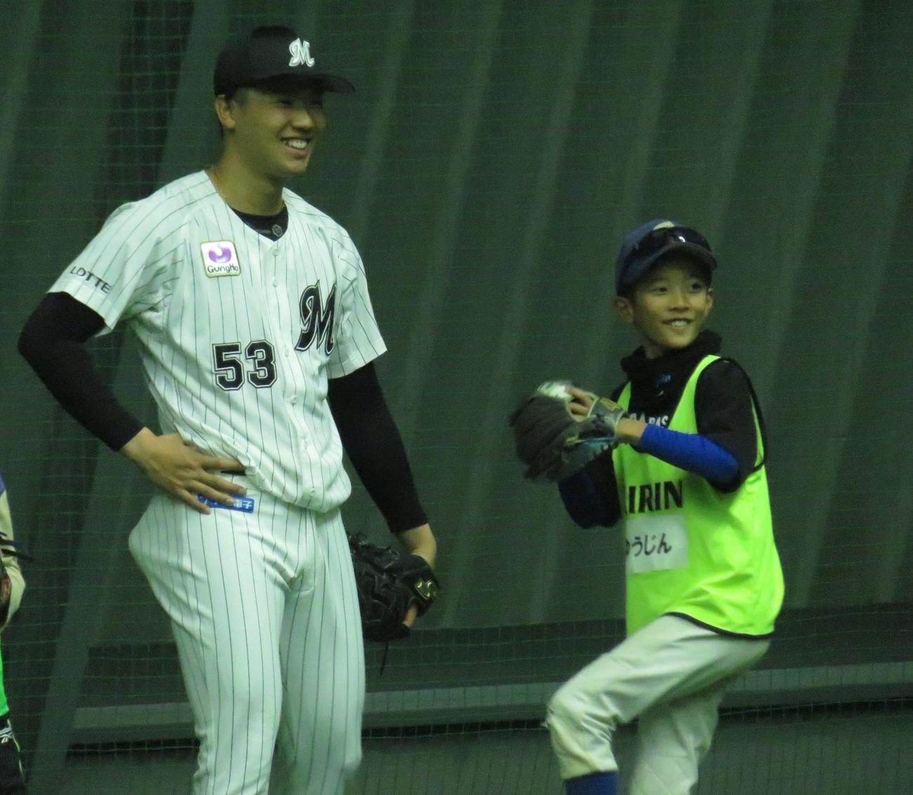 野球教室で子どもたちに投球の指導をするロッテ木村（撮影・星夏穂）