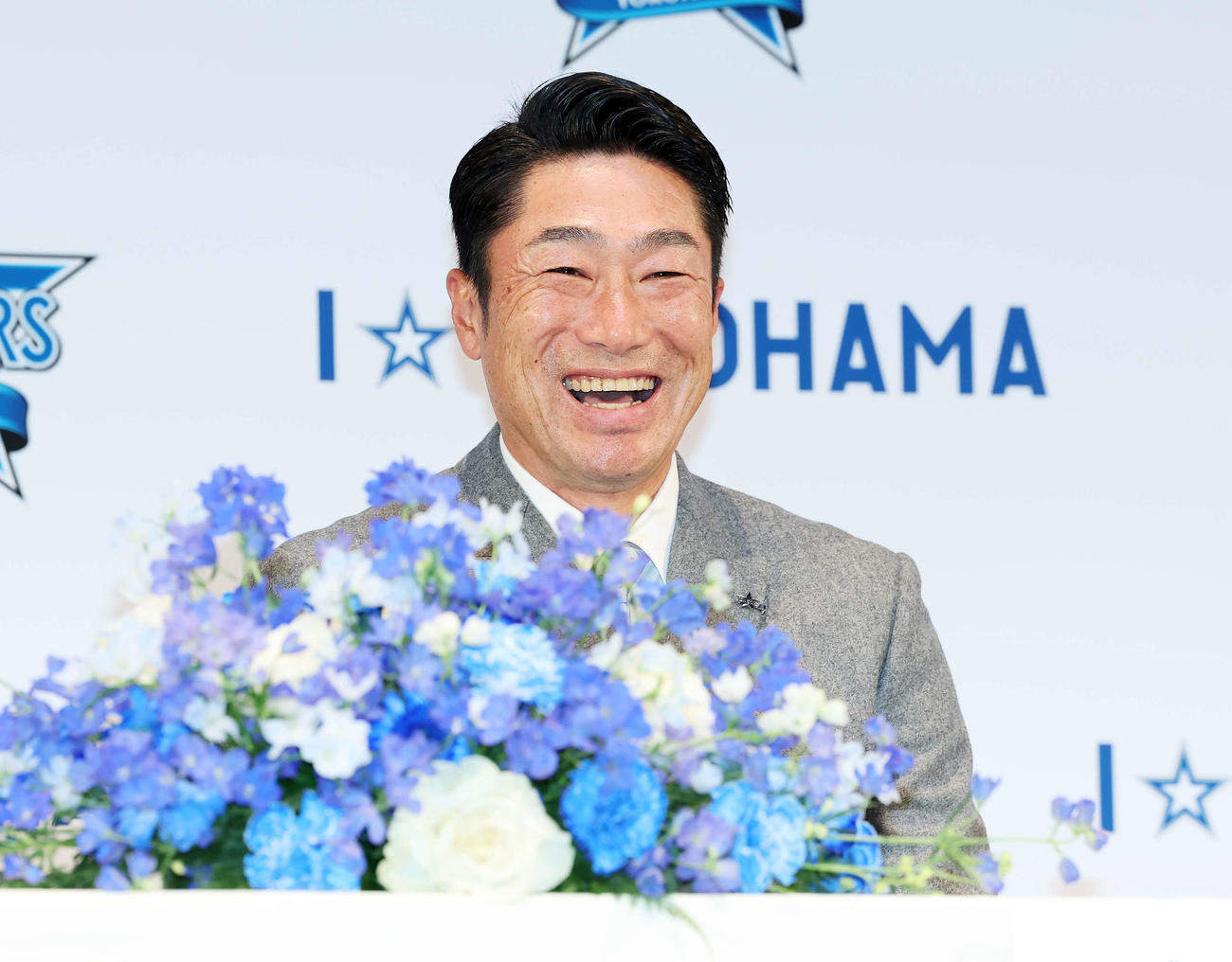 DeNA新入団選手発表会に臨むDeNA相川監督（撮影・鈴木正人）