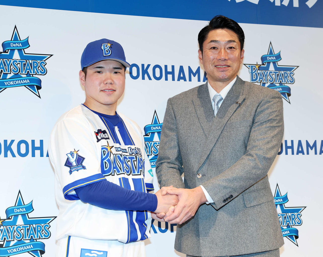 笑顔で握手するDeNA小田（左）と相川監督（撮影・鈴木正人）