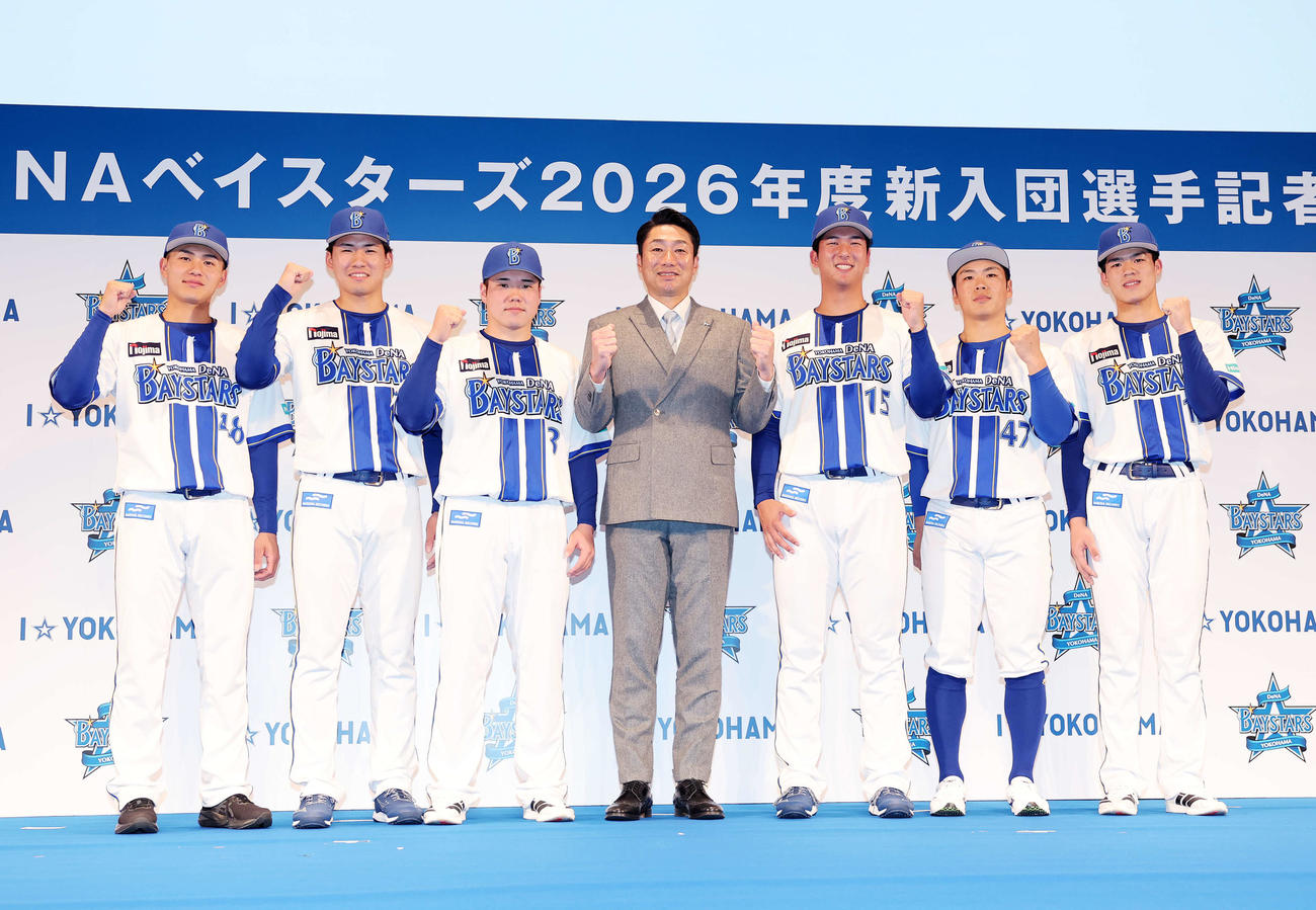 DeNA新入団選手発表会で写真に納まる、左から成瀬、宮下、小田、相川監督、島田、片山、清水（撮影・鈴木正人）