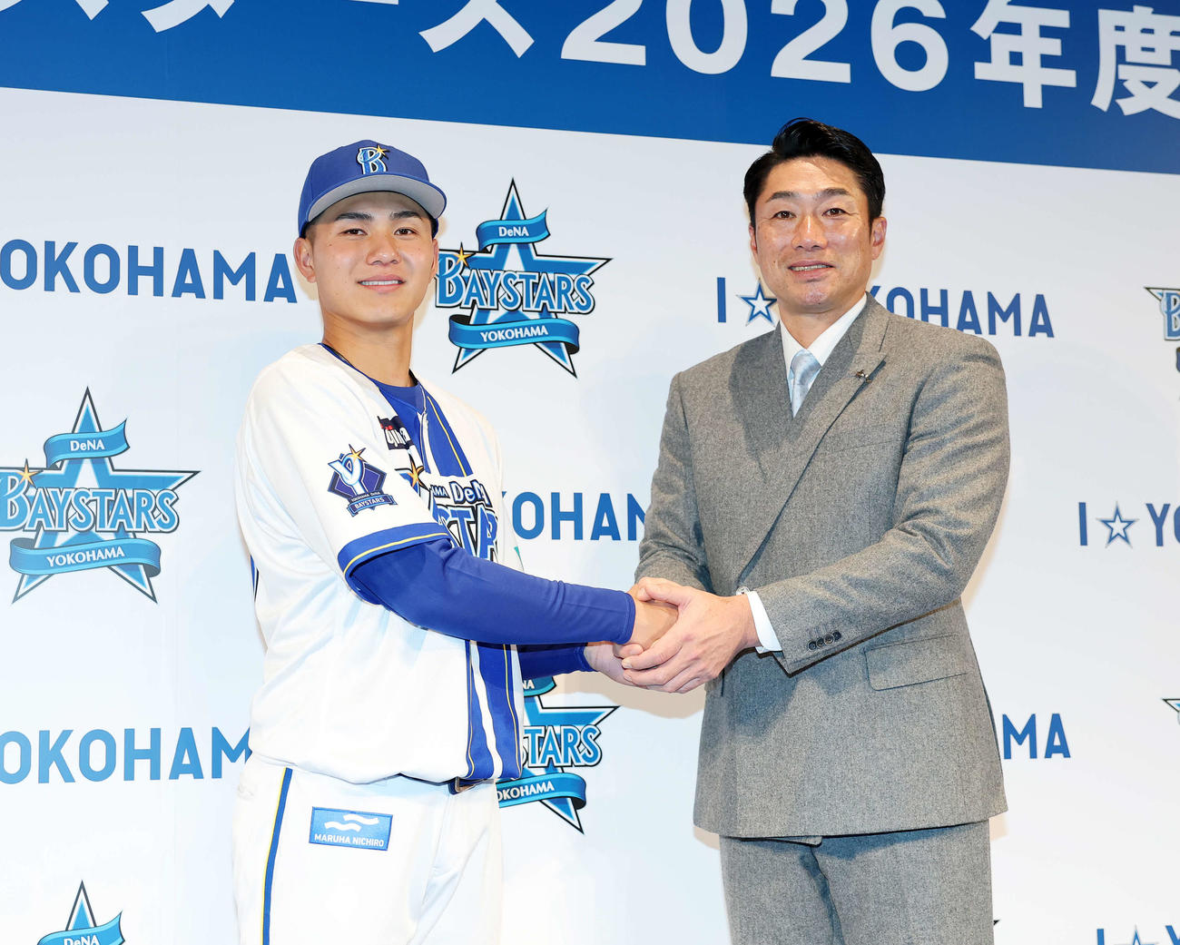 笑顔で握手するDeNA成瀬（左）と相川監督（撮影・鈴木正人）