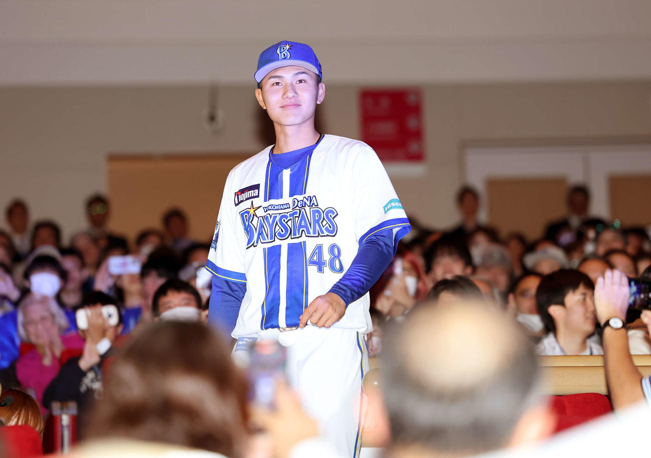会場入りするDeNA成瀬（撮影・鈴木正人）