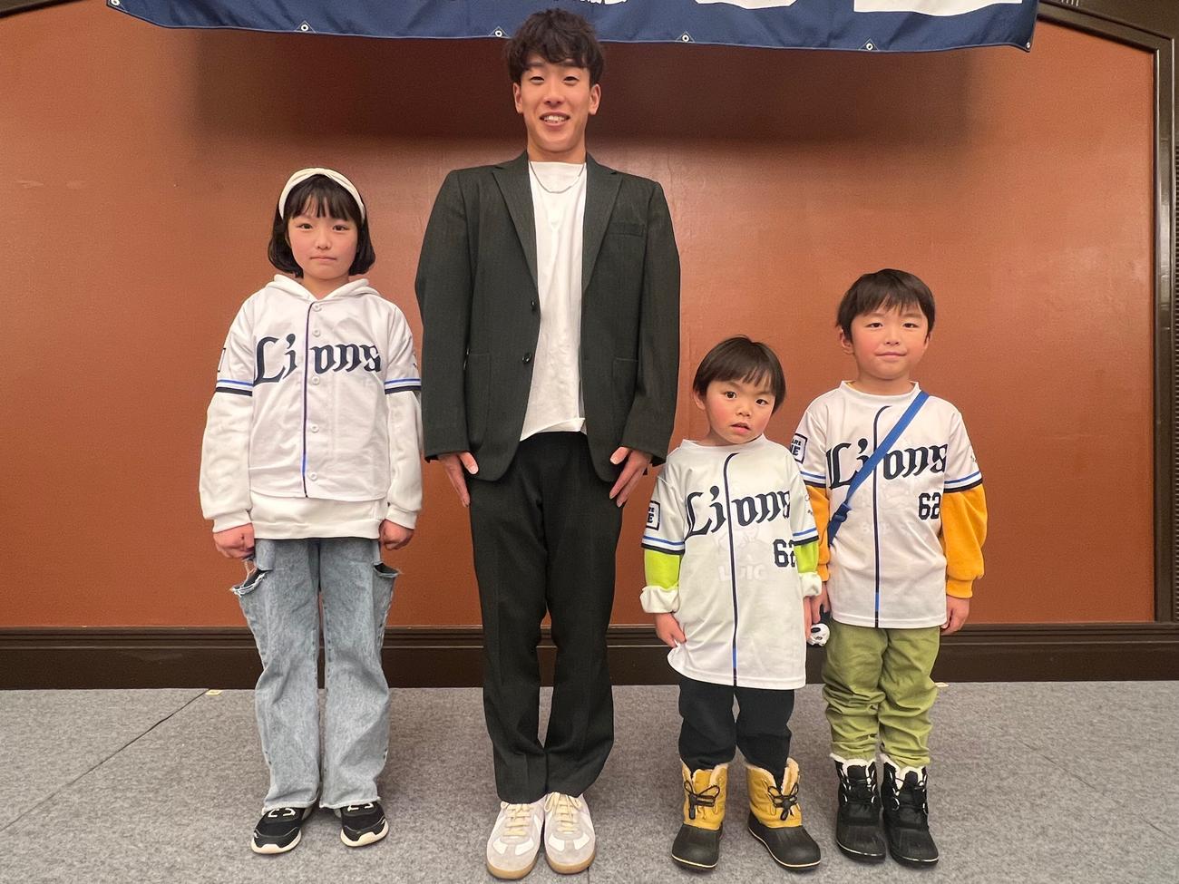 「なつおファン3きょうだい」と「気をつけ」で並ぶ西武滝沢（撮影・金子真仁）