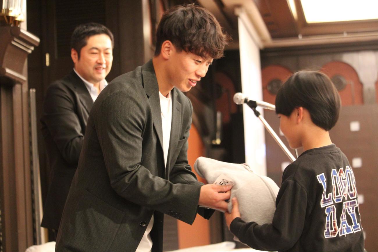 地元上越で後援会の応援イベントに参加した西武滝沢（撮影・金子真仁）