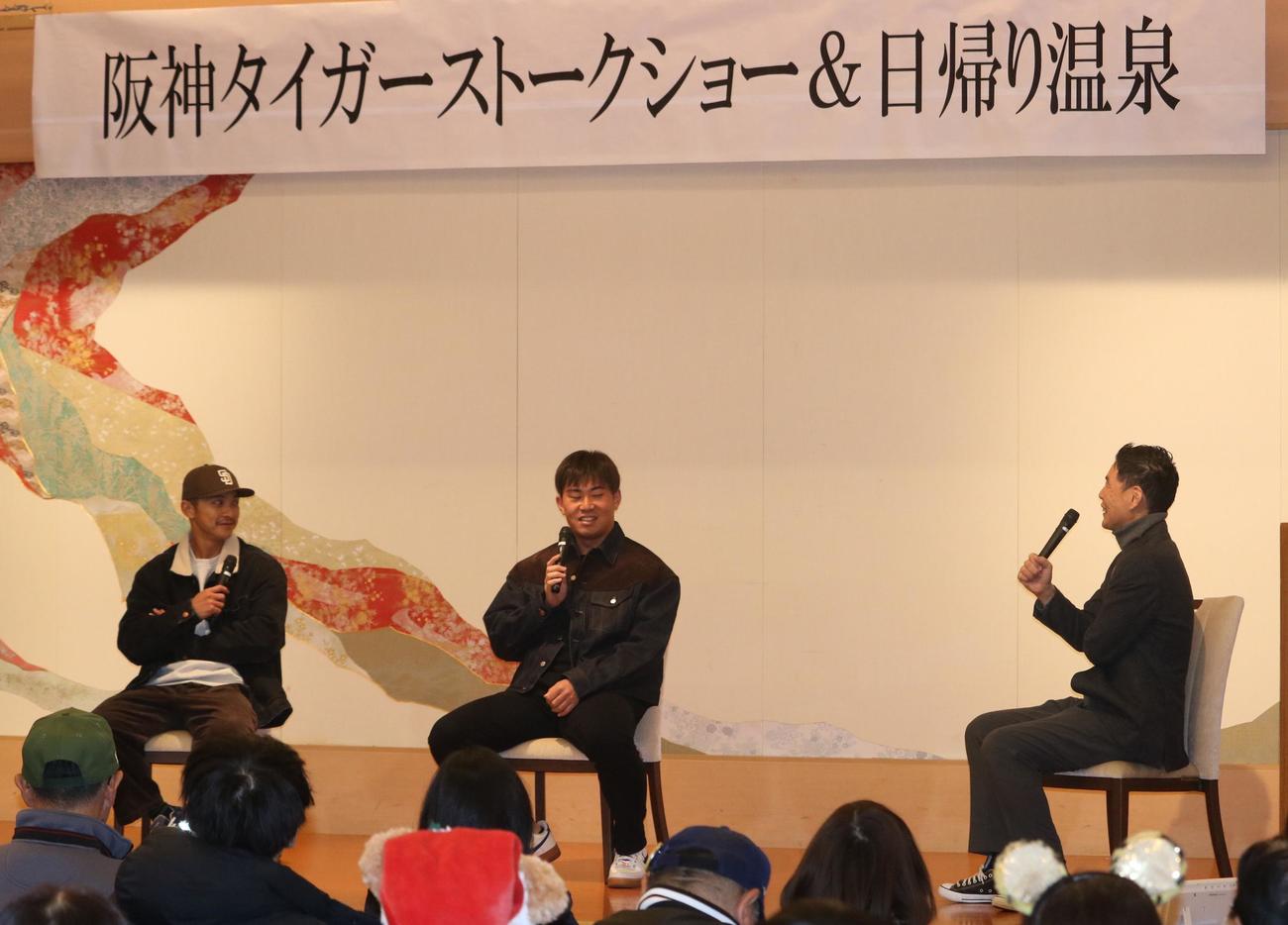 「おごと温泉トークショー」で話す阪神熊谷（左）と桐敷。右はサンテレビ湯浅アナ（撮影・林亮佑）