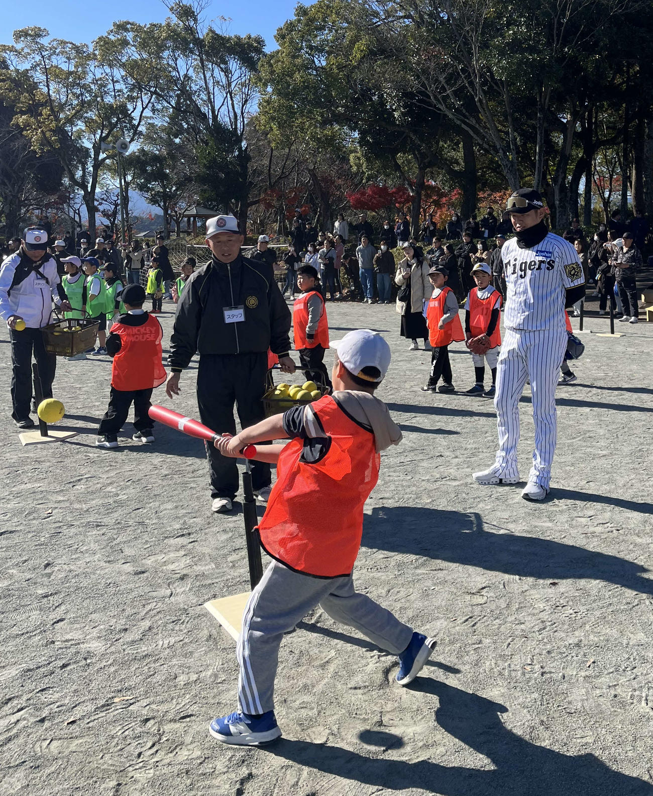 野球教室で子どもたちを教える阪神西勇（撮影・磯綾乃）