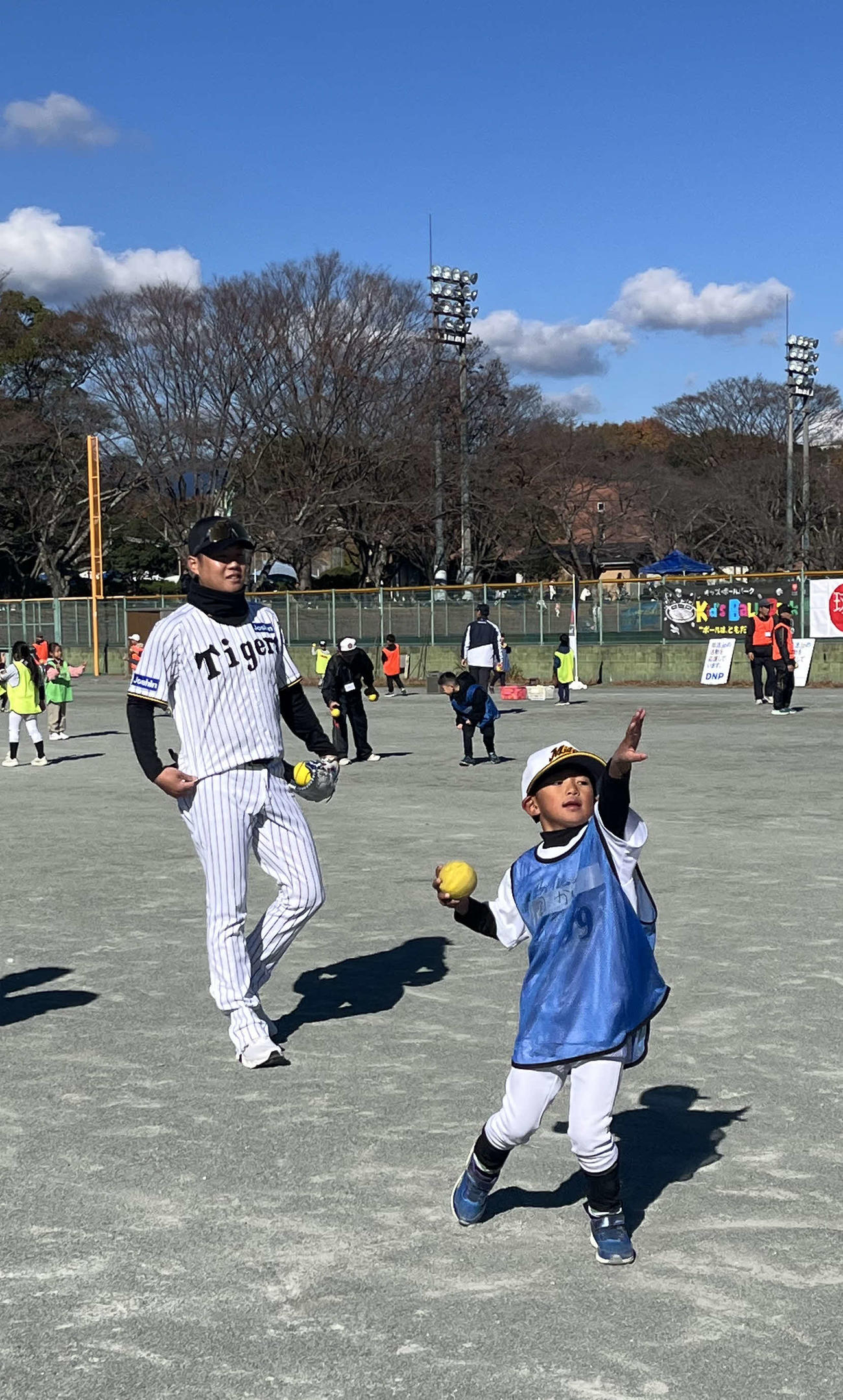 野球教室で子どもたちを教える阪神西勇（撮影・磯綾乃）