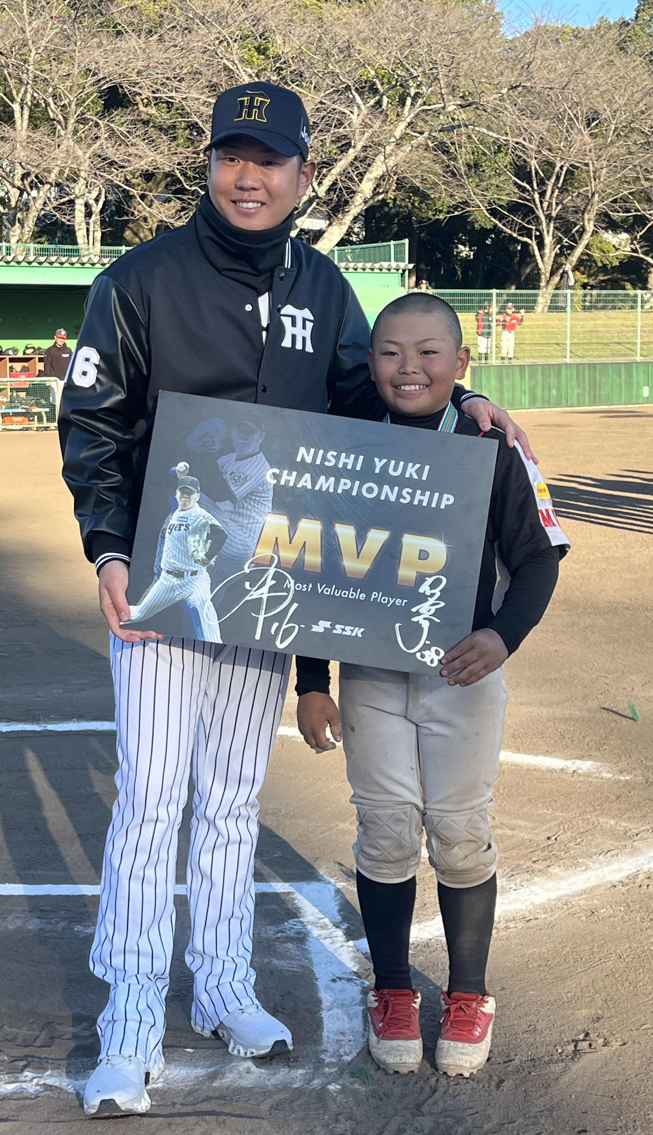 「MVP」を受賞した度会BEASTの中野奨基さんを表彰する阪神西勇（撮影・磯綾乃）