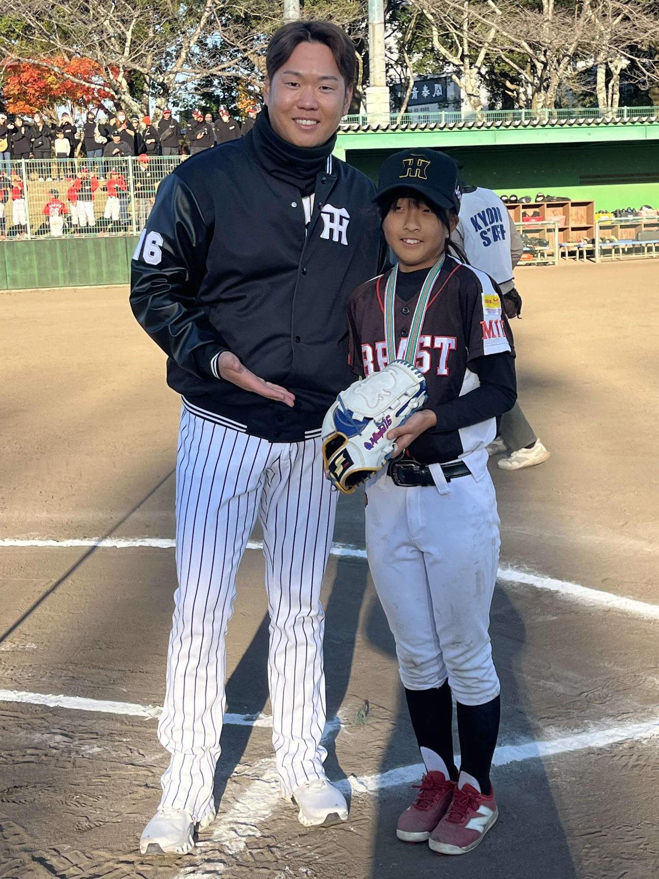 「仲間想い賞」を受賞した度会BEASTの中村結音さんを表彰する阪神西勇（撮影・磯綾乃）