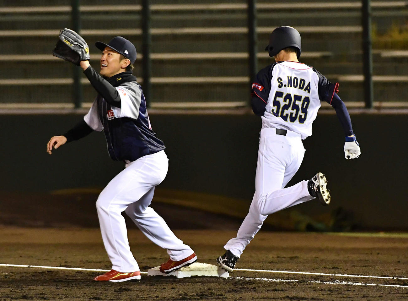 EAST HOPES対WEST DREAMS 3回裏EAST無死、二塁への内野安打で出塁した野田昇吾さん（撮影・岩下翔太）