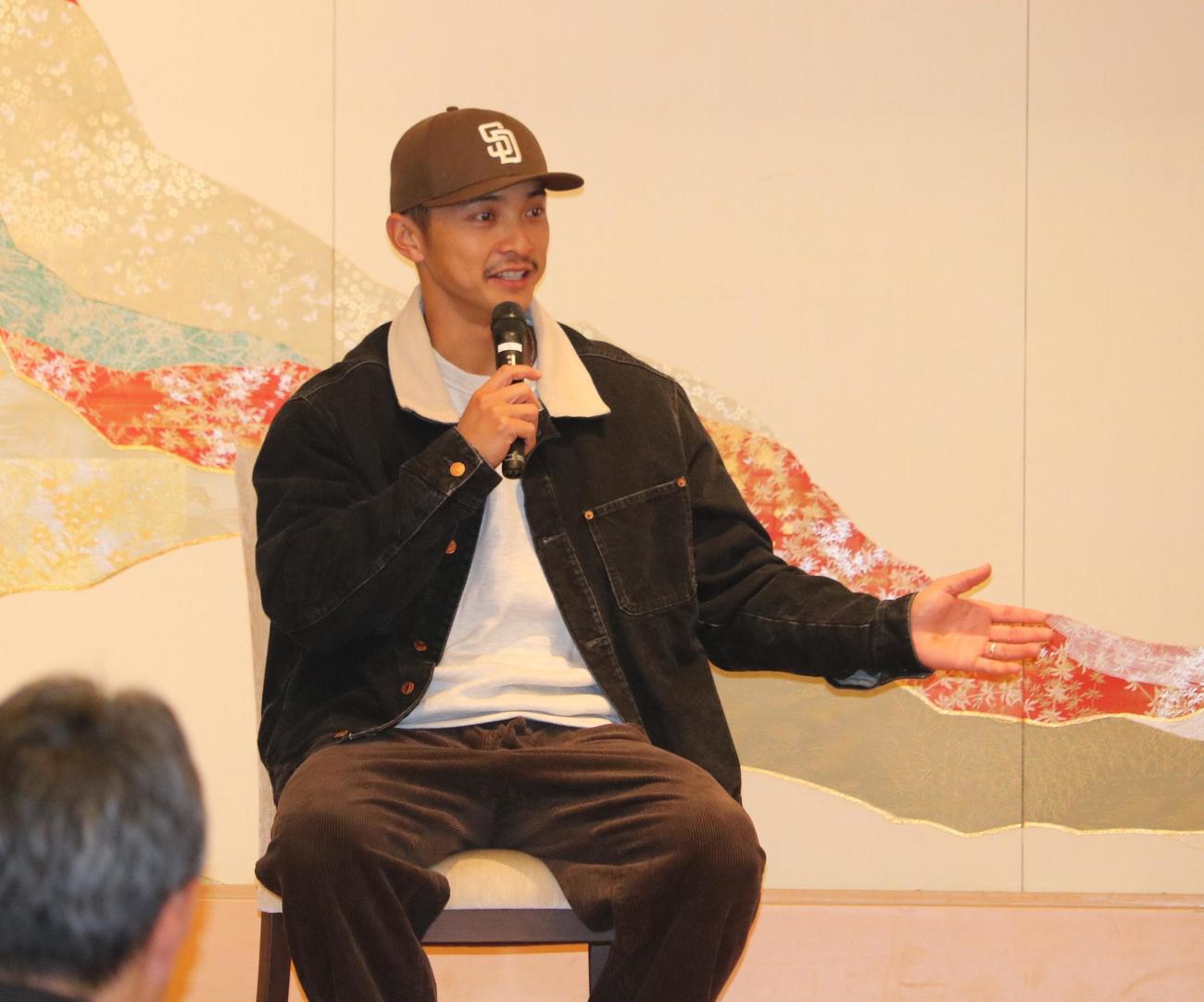 「おごと温泉トークショー」でマイクを手に話す阪神熊谷（撮影・林亮佑）