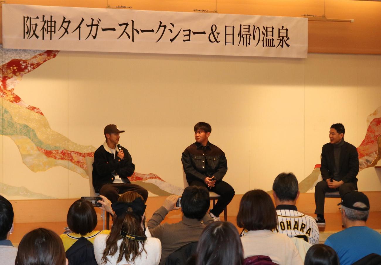 「おごと温泉トークショー」で話す阪神熊谷（左）と桐敷。右はサンテレビ湯浅アナ（撮影・林亮佑）