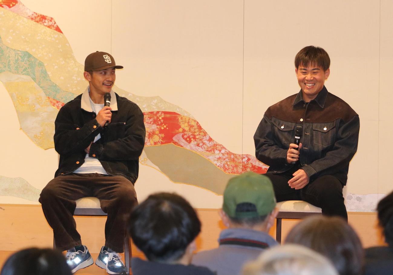 「おごと温泉トークショー」で笑顔を見せる阪神熊谷（左）と桐敷（撮影・林亮佑）