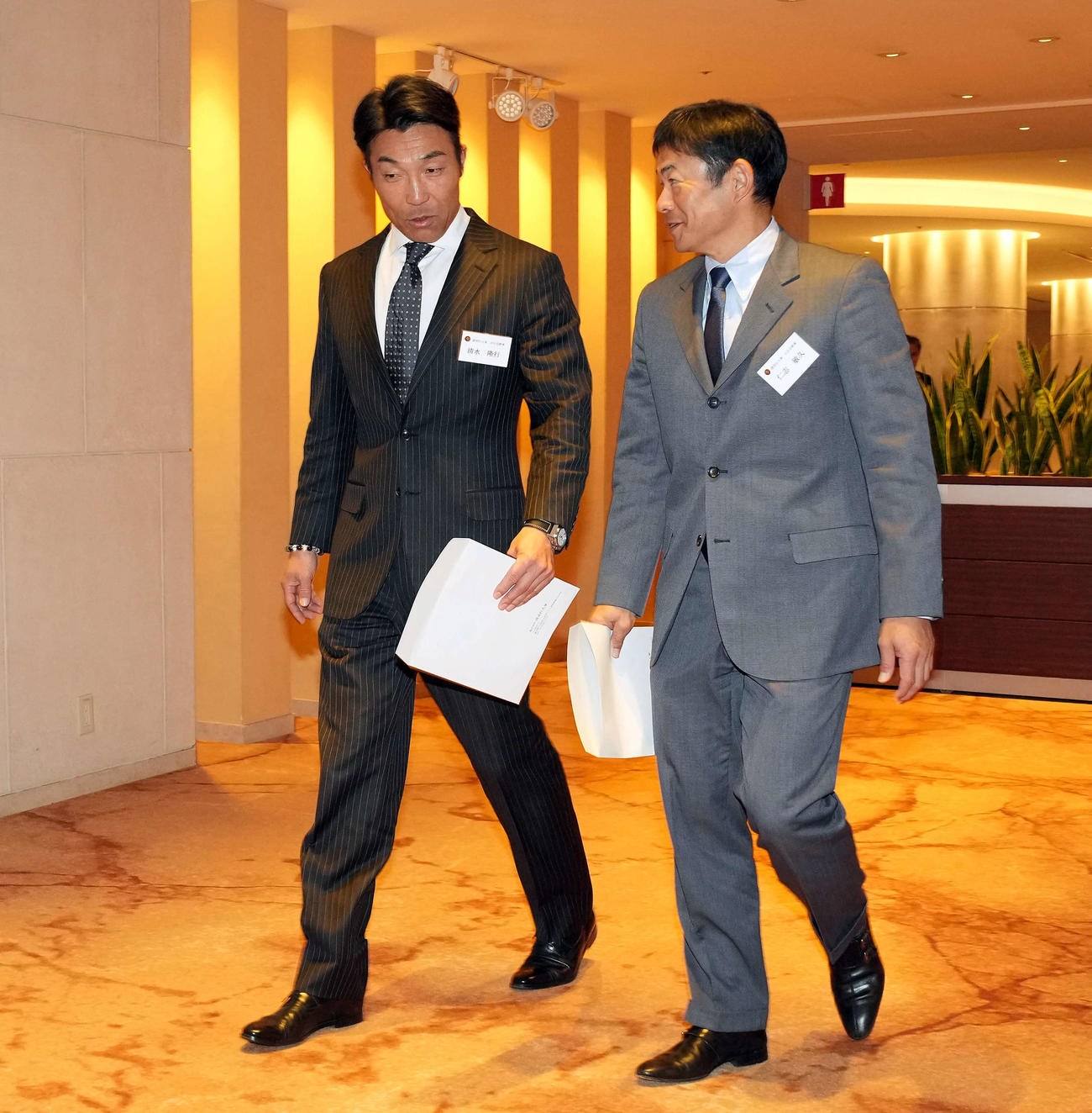 巨人軍OB会総会に出席した清水隆行氏（左）と西武仁志敏久コーチ（撮影・たえ見朱実）