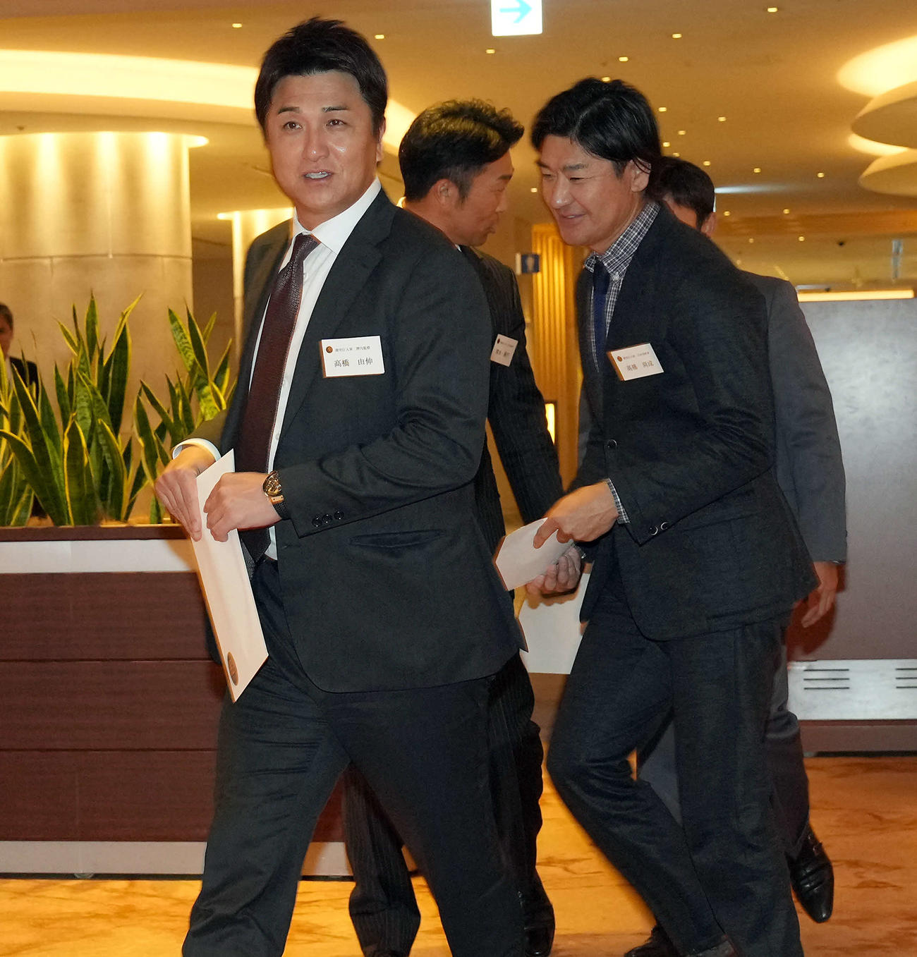 巨人軍OB会総会に出席した高橋由伸氏（左）と高橋尚成氏（撮影・たえ見朱実）