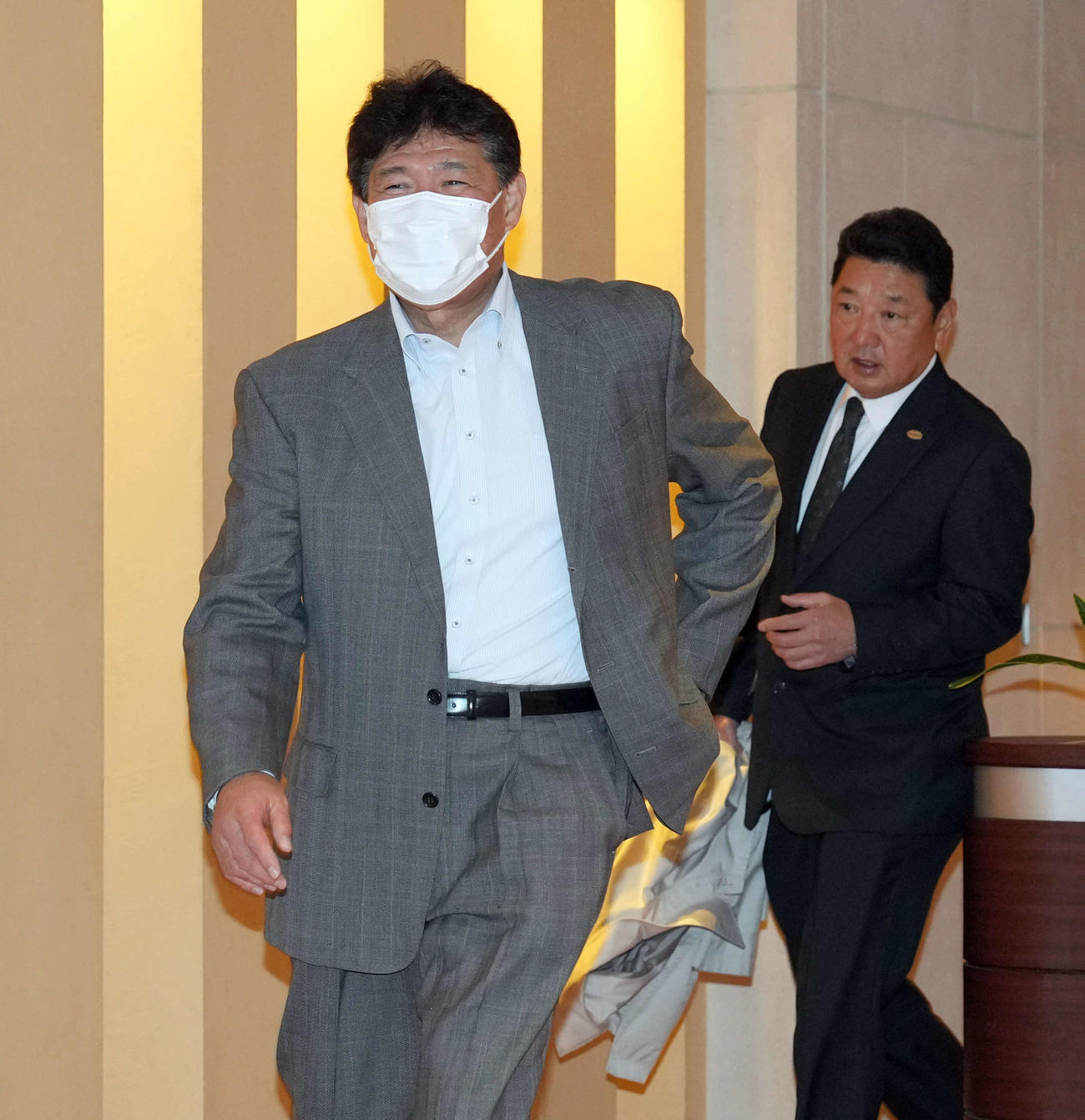 巨人軍OB会総会に出席した斎藤雅樹氏。右は巨人吉村禎章執行役員CBO（撮影・たえ見朱実）