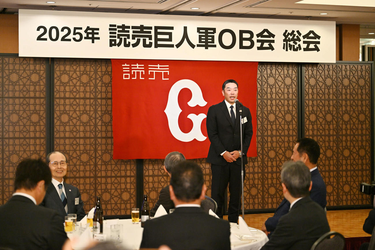 読売巨人軍OB会総会であいさつする阿部監督（撮影・滝沢徹郎）