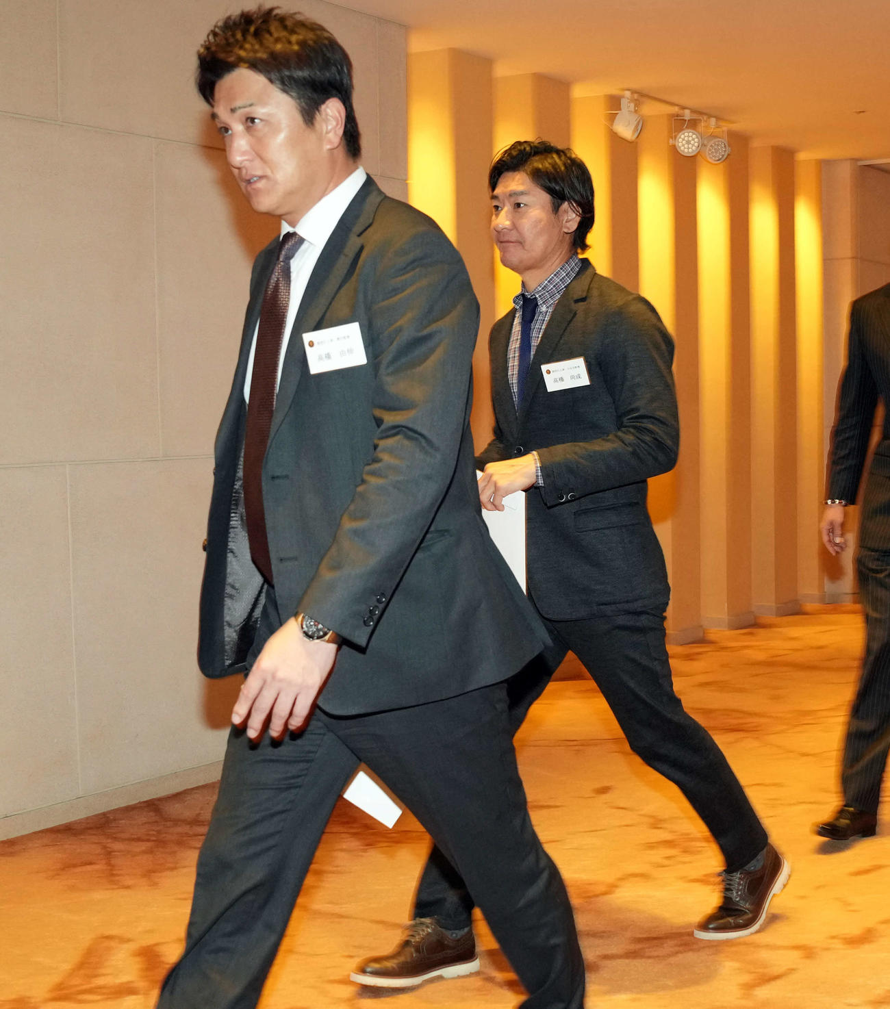 巨人軍OB会総会に出席した高橋由伸氏（左）と高橋尚成氏（撮影・たえ見朱実）