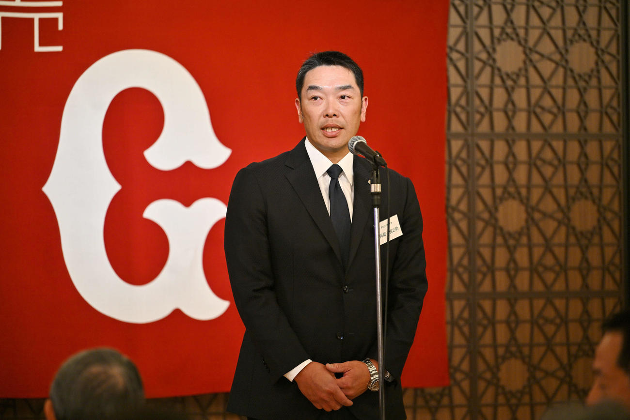 読売巨人軍OB会総会であいさつする阿部監督（撮影・滝沢徹郎）