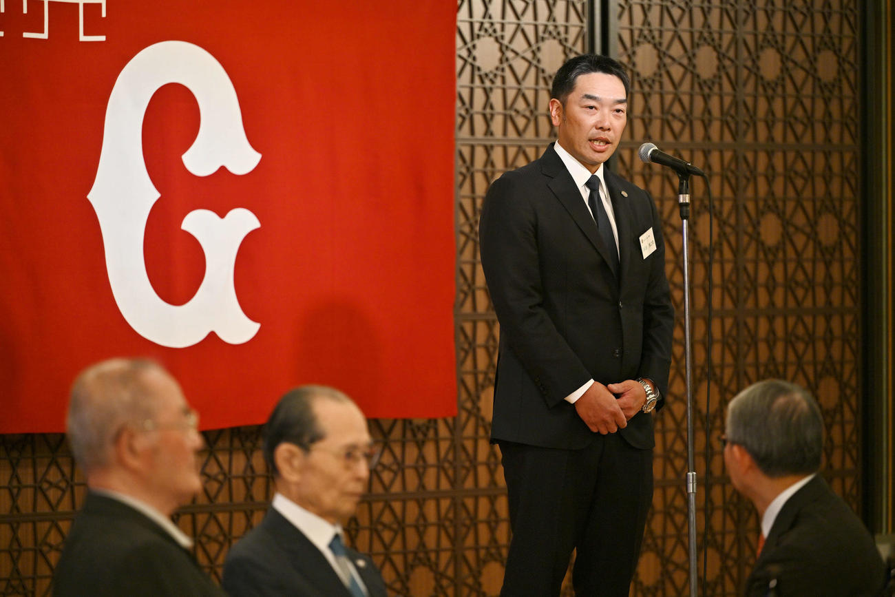 読売巨人軍OB会総会であいさつする阿部監督（撮影・滝沢徹郎）
