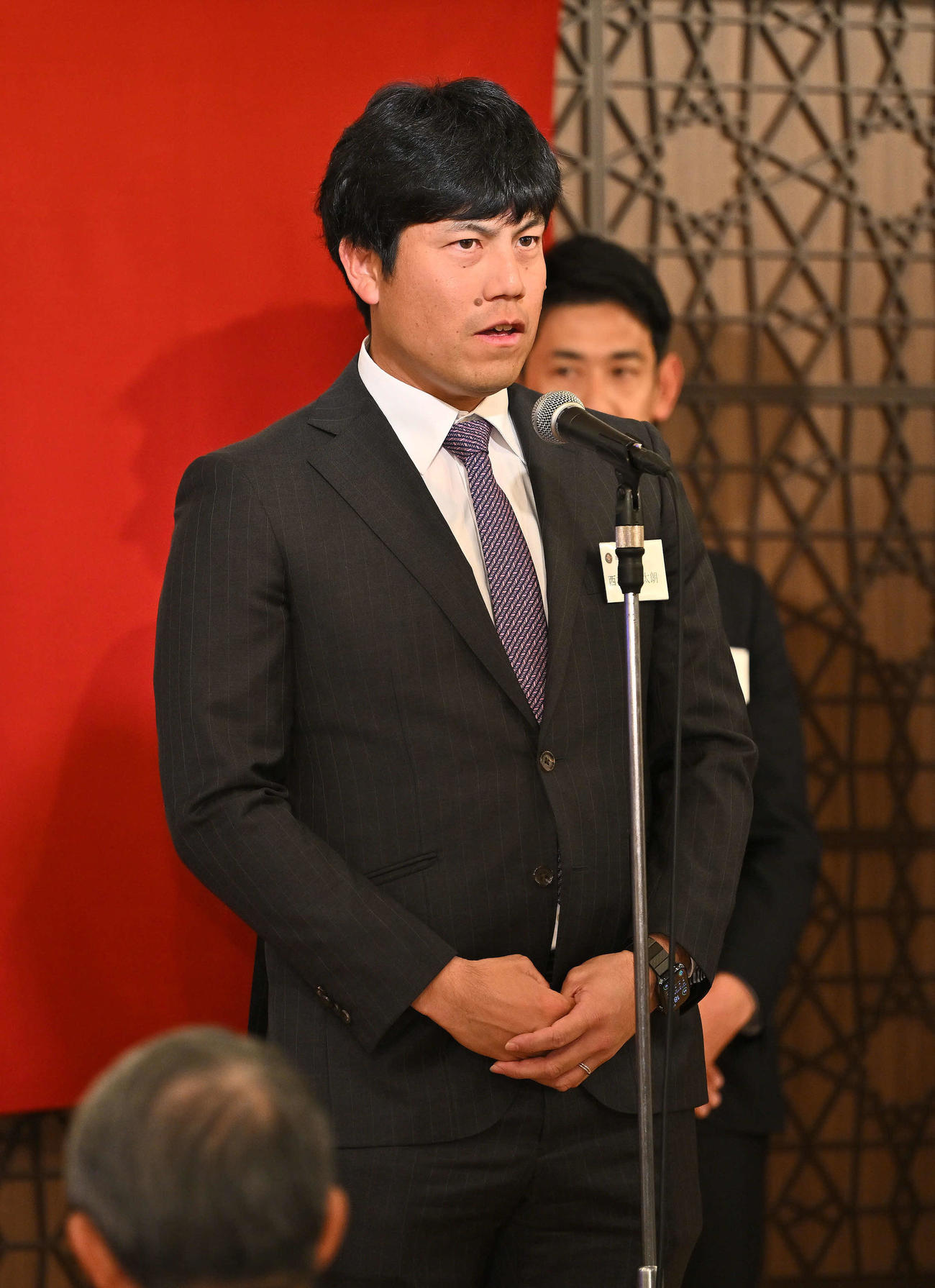 読売巨人軍OB会総会であいさつする西村3軍投手コーチ（撮影・滝沢徹郎）