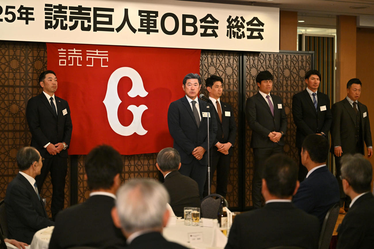 読売巨人軍OB会総会であいさつする石井2軍監督（中央）（撮影・滝沢徹郎）