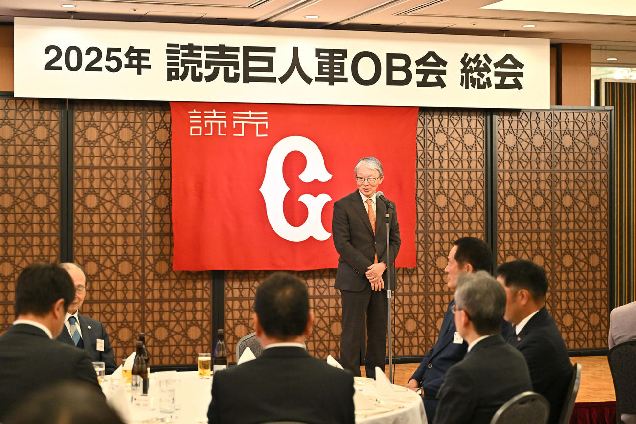 読売巨人軍OB会総会であいさつする山口寿一取締役オーナー（撮影・滝沢徹郎）