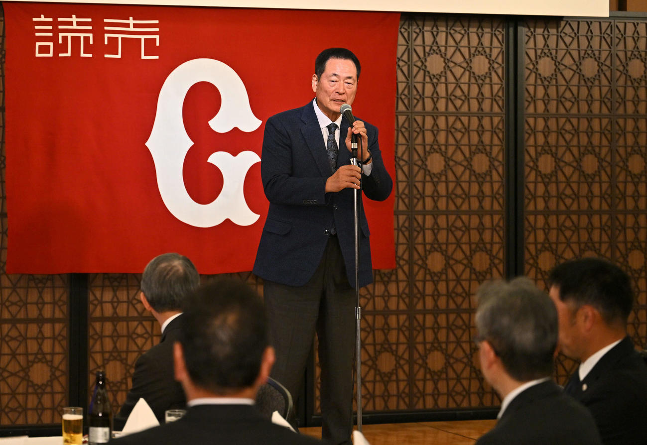 読売巨人軍OB会総会であいさつする中畑氏（撮影・滝沢徹郎）