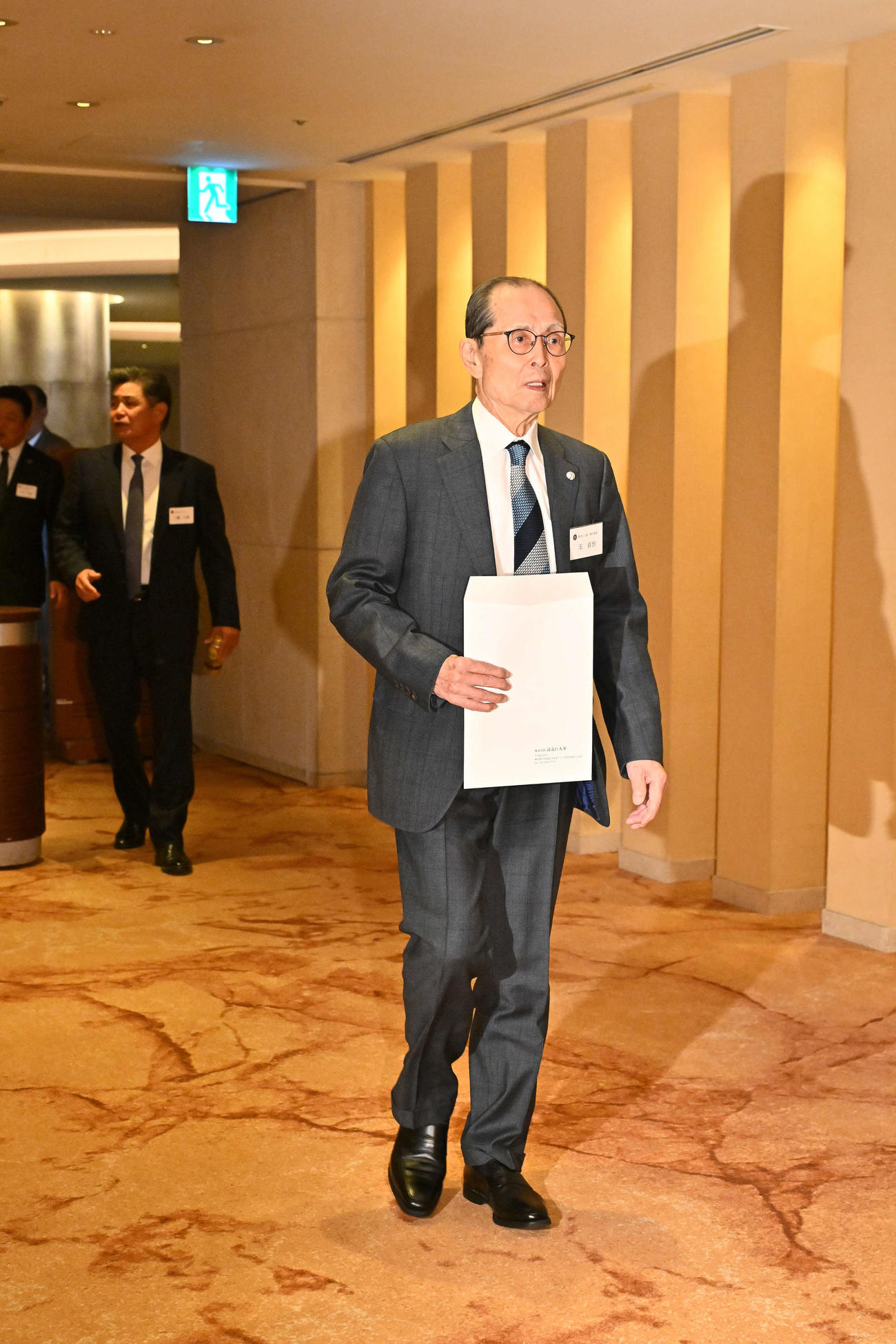 読売巨人軍OB会総会の会場に入る王氏（撮影・滝沢徹郎）