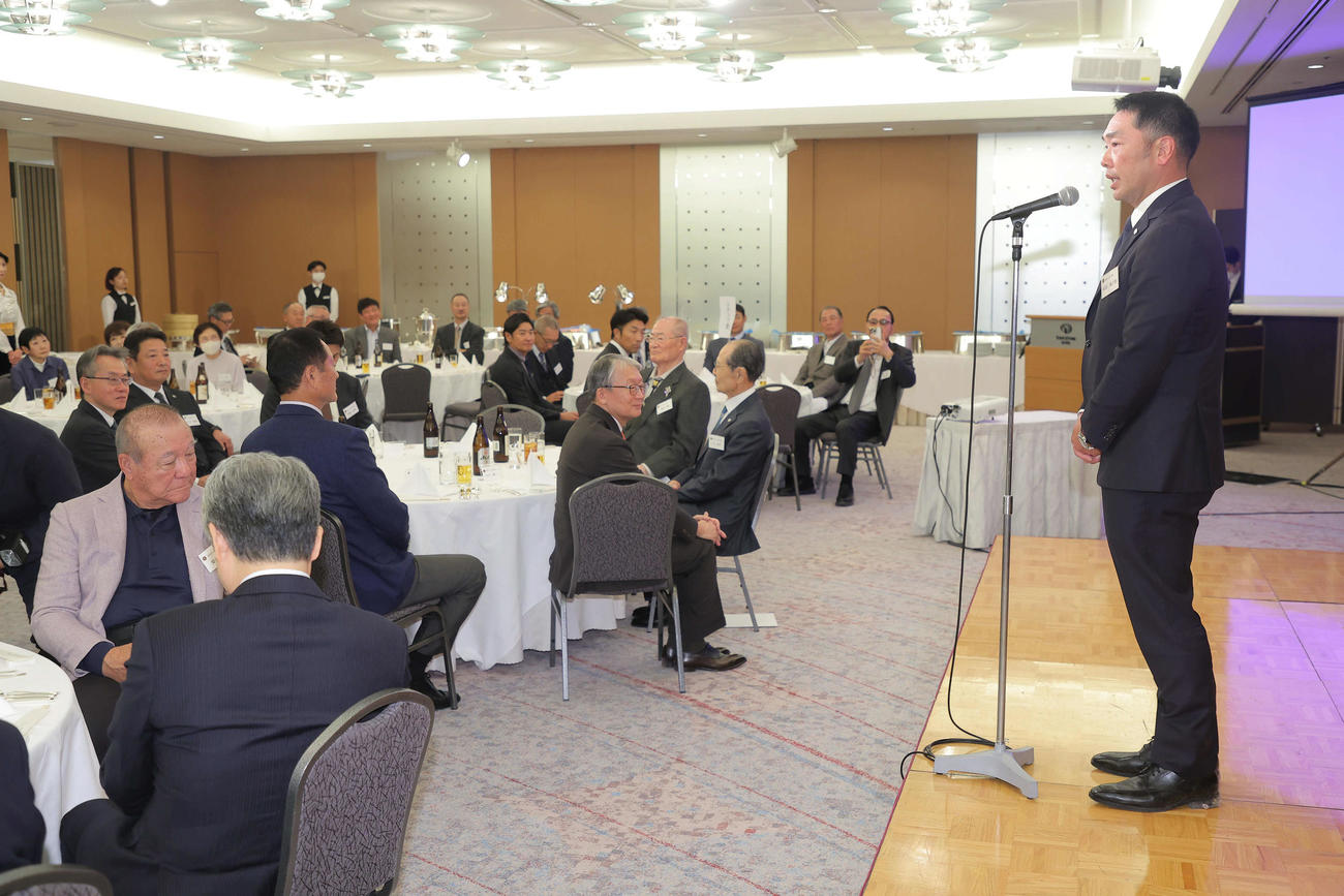 読売巨人軍OB会総会であいさつする阿部監督