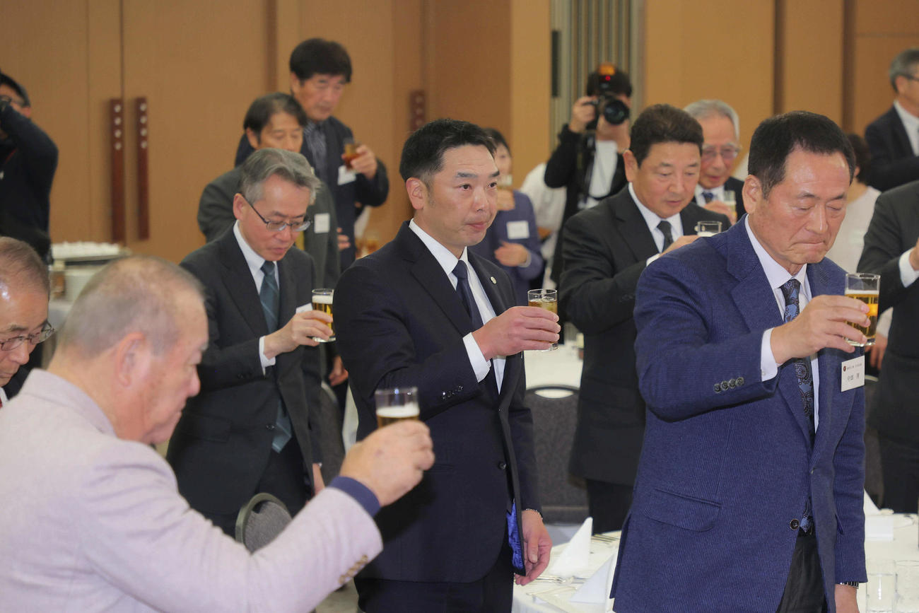 読売巨人軍OB会総会で乾杯する阿部監督（中央）ら