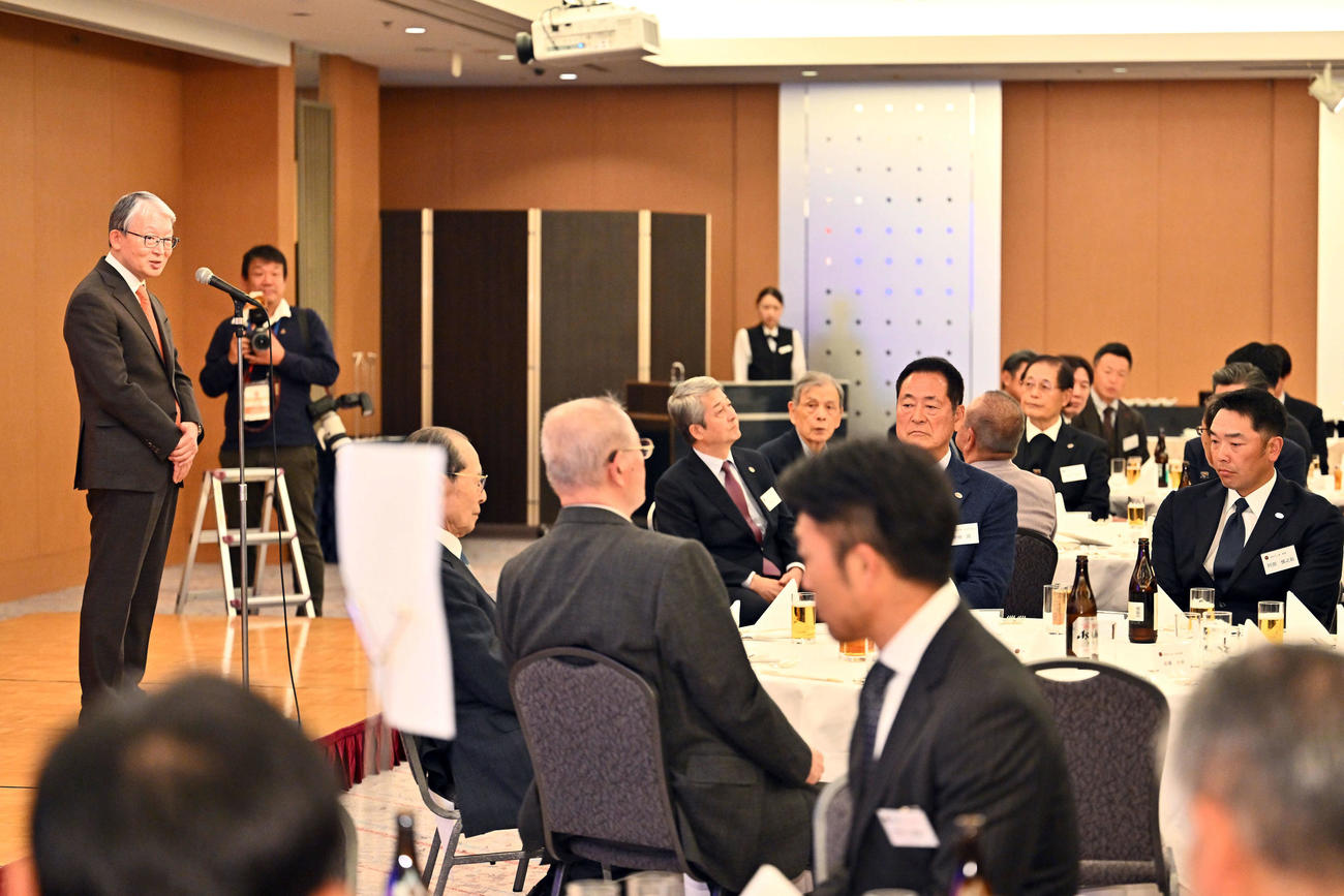 読売巨人軍OB会総会であいさつする山口寿一取締役オーナー（左）。右は阿部監督（撮影・滝沢徹郎）