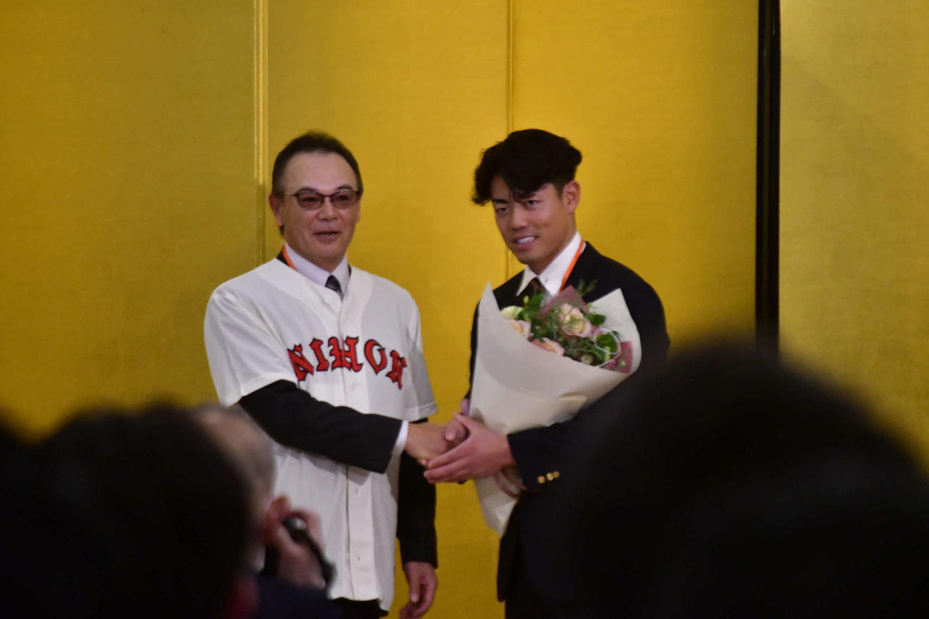 阪神の和田ヘッドコーチと握手するドラフト2位谷端（撮影・平山連）