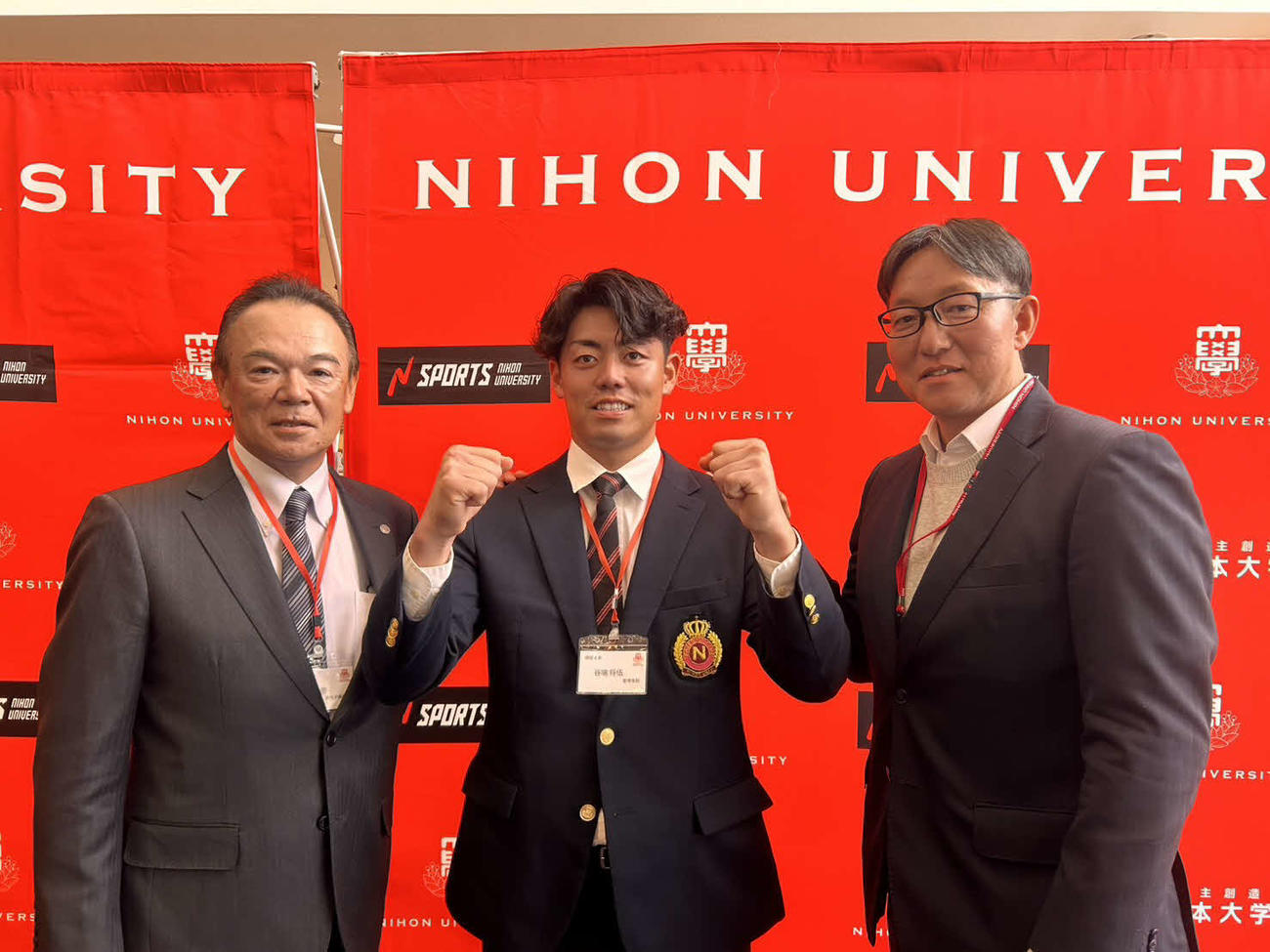 日大野球部創部100周年記念祝賀会に出席し、記念撮影する阪神の和田ヘッドコーチ、ドラフト2位谷端、吉野スカウト（撮影・平山連）