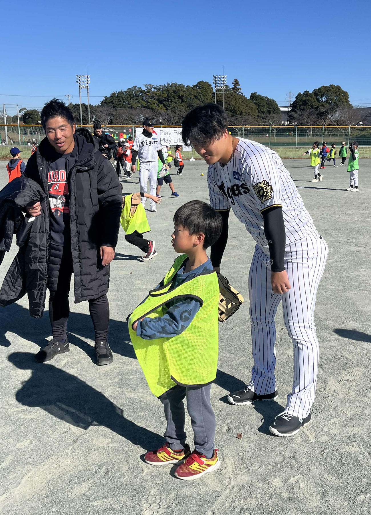 野球教室で子どもたちを教える阪神前川（撮影・磯綾乃）