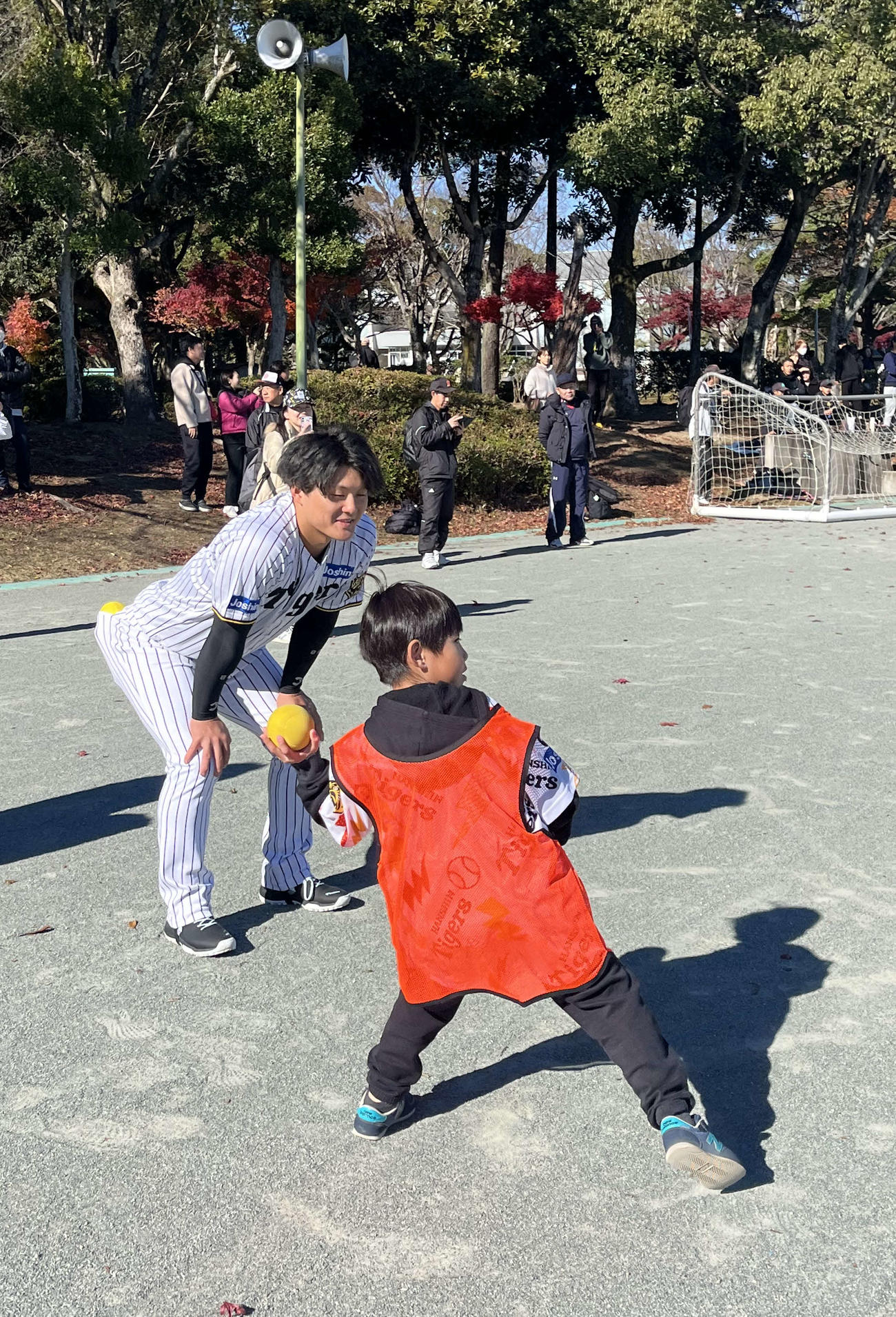野球教室で子どもたちを教える阪神前川（撮影・磯綾乃）