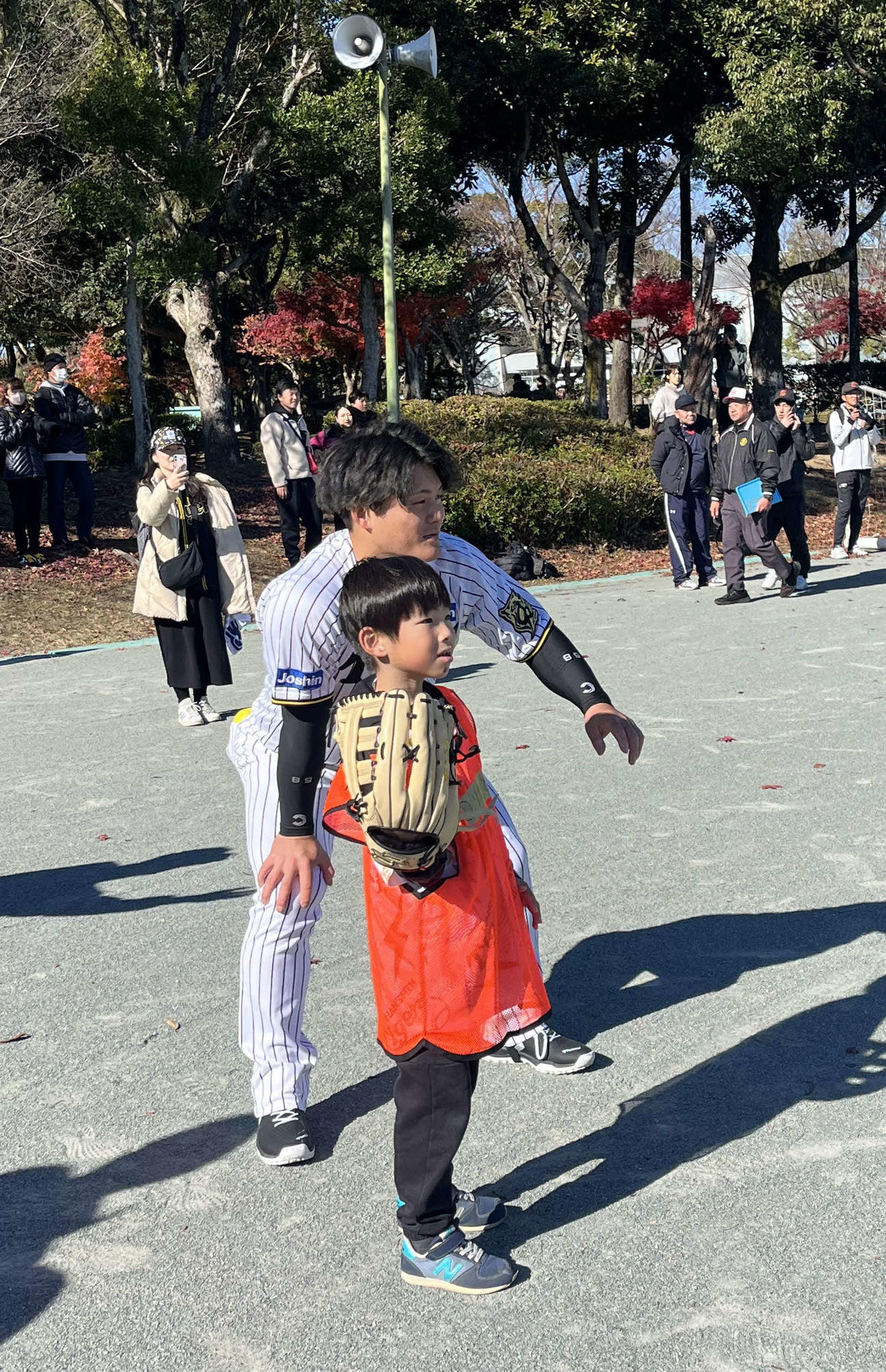 野球教室で子どもたちを教える阪神前川（撮影・磯綾乃）
