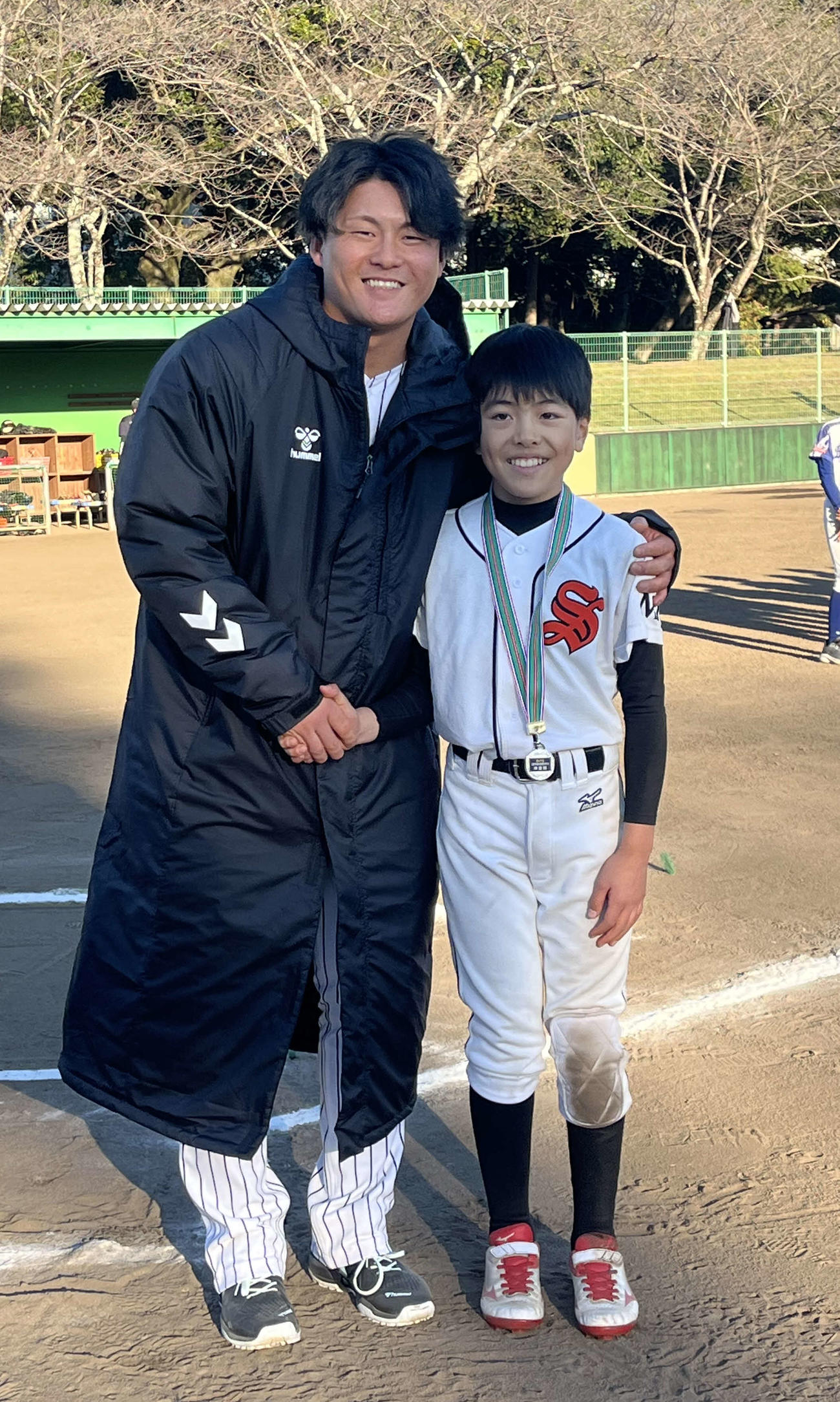 「優秀選手賞」を受賞した庄野シリウスの宮川大和さんを表彰する阪神前川（撮影・磯綾乃）