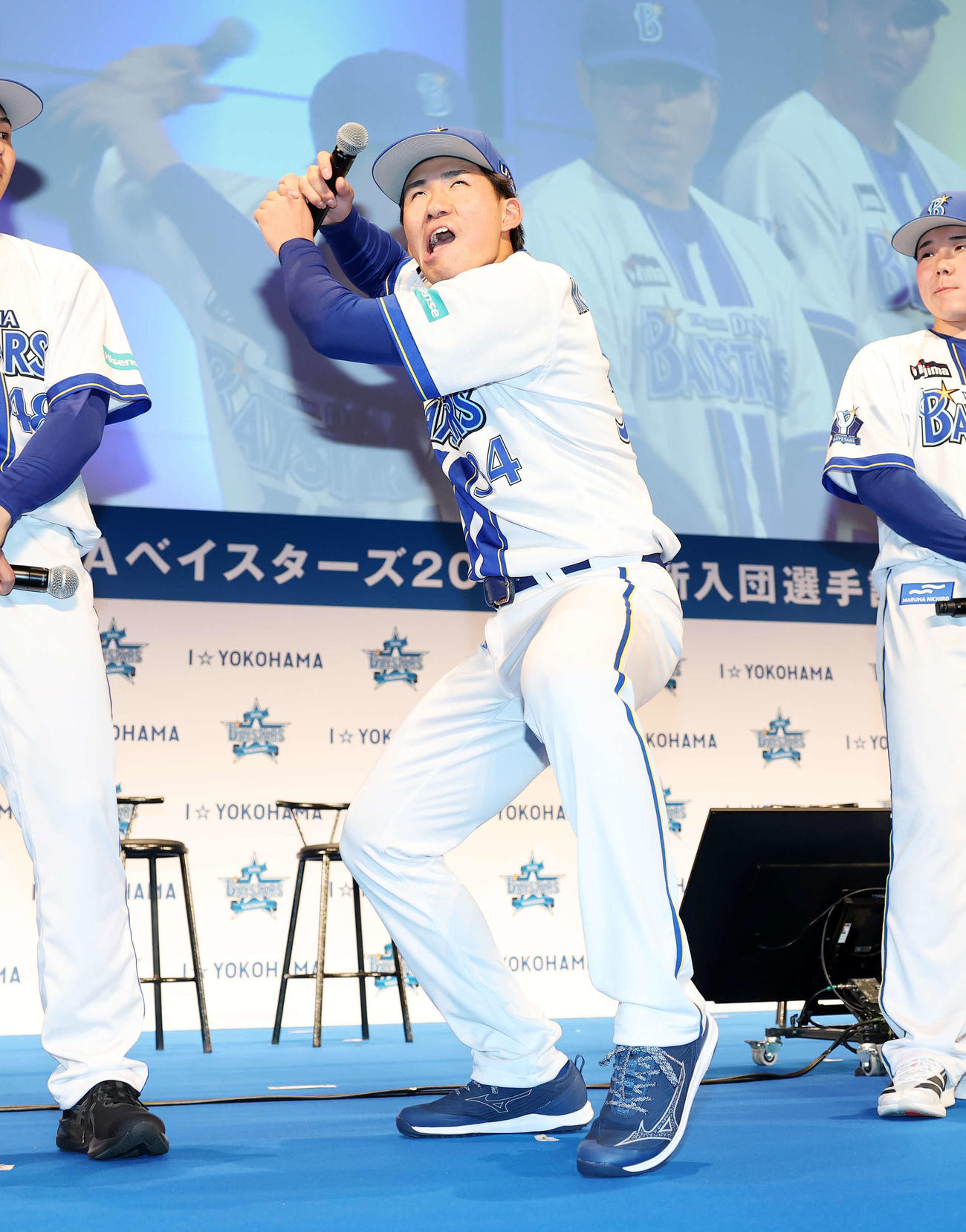 新入団選手発表会でおどけた打撃フォームを披露するDeNA宮下（撮影・鈴木正人）
