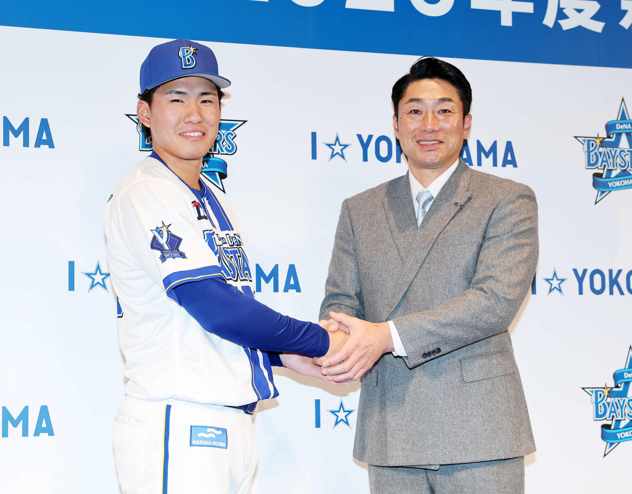 笑顔で握手するDeNA宮下（左）と相川監督（撮影・鈴木正人）
