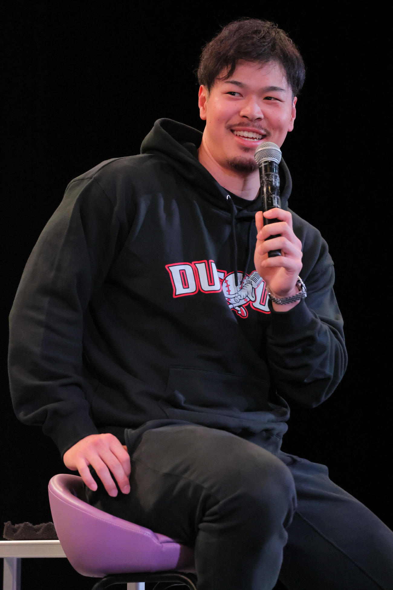 ダグアウトトークショーで笑顔を見せる佐藤輝（撮影・宮崎幸一)