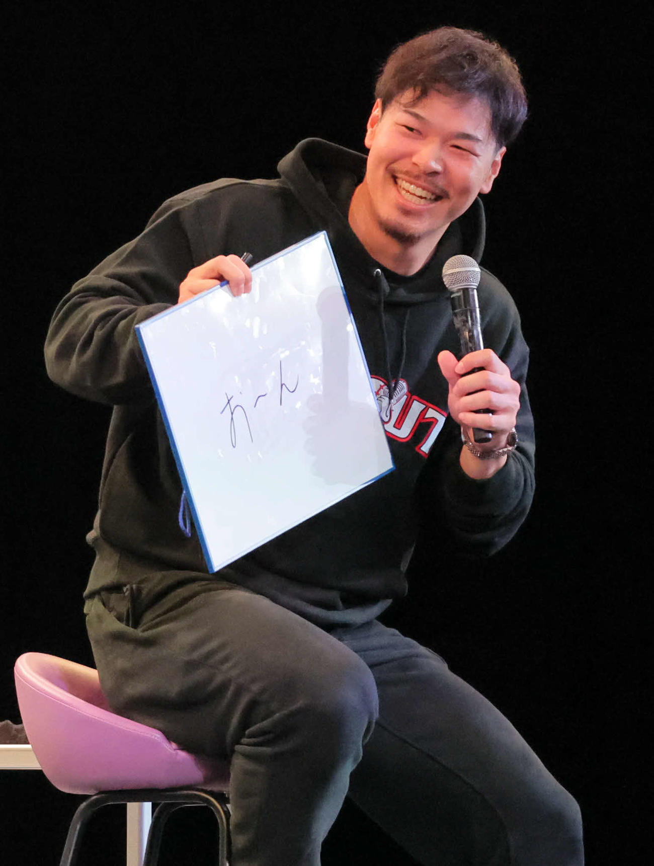 ダグアウトトークショーで笑顔を見せる佐藤輝（撮影・宮崎幸一)
