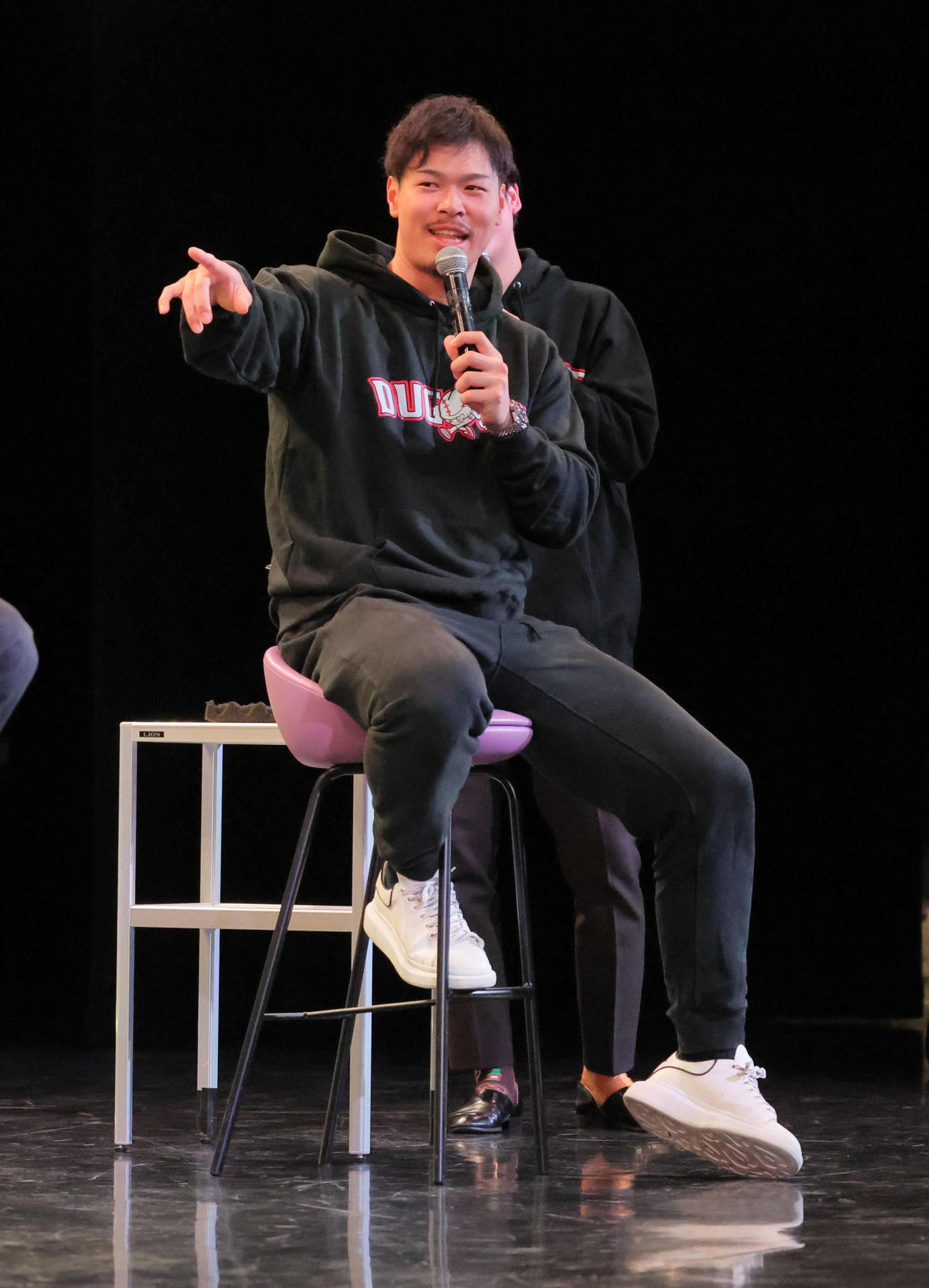 ダグアウトトークショーで笑顔を見せる佐藤輝（撮影・宮崎幸一)