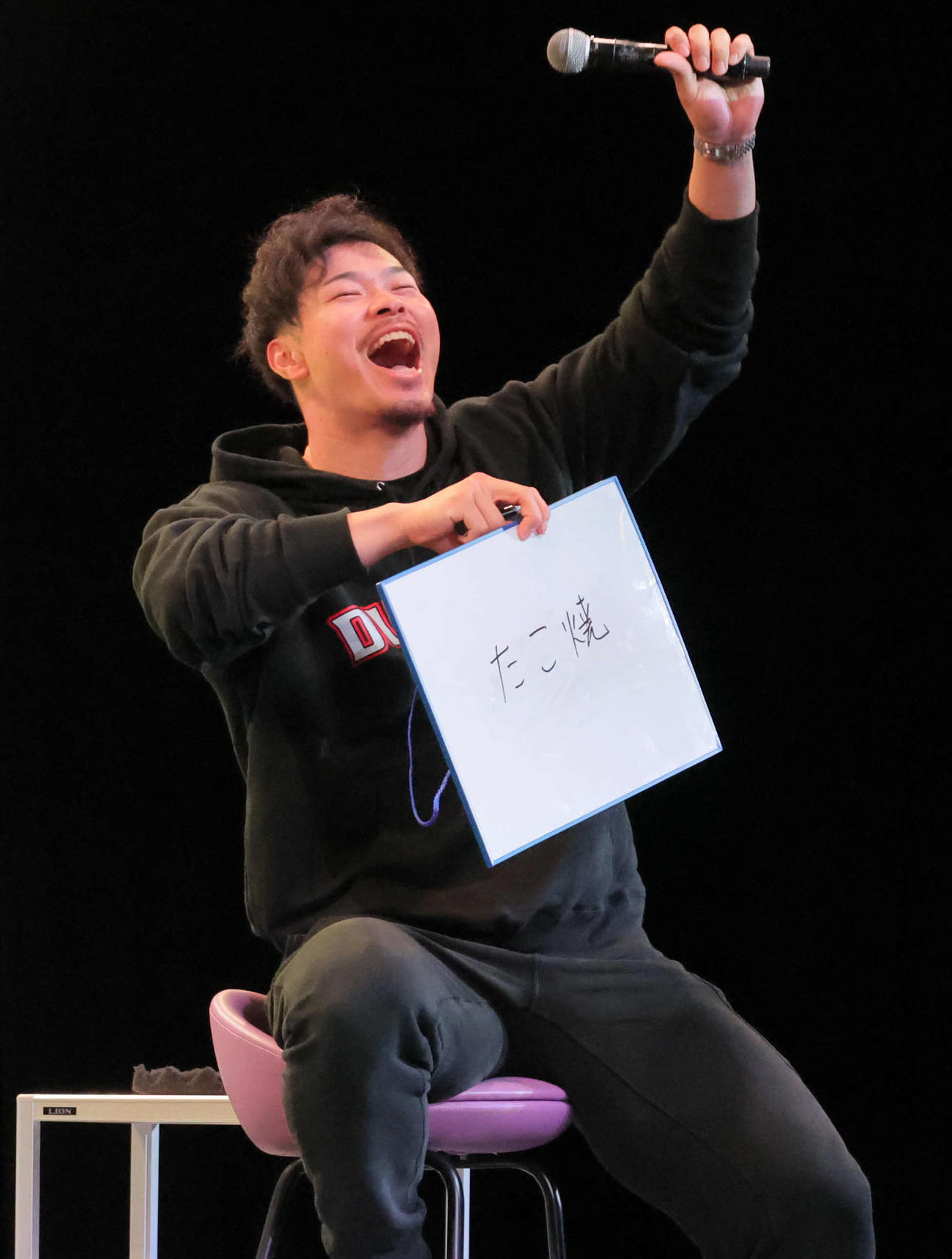 ダグアウトトークショーで笑顔を見せる阪神佐藤輝（撮影・宮崎幸一)